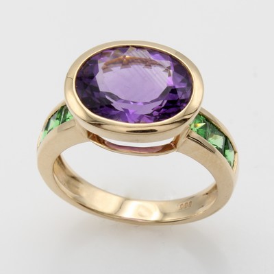 26987699a - Ring mit Farbsteinen, RoséG 585/000, ovaler Amethyst u. Tsavoritcarrées zus. ca. 5.24 ...