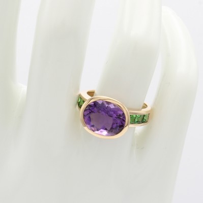 26987699b - Ring mit Farbsteinen, RoséG 585/000, ovaler Amethyst u. Tsavoritcarrées zus. ca. 5.24 ...