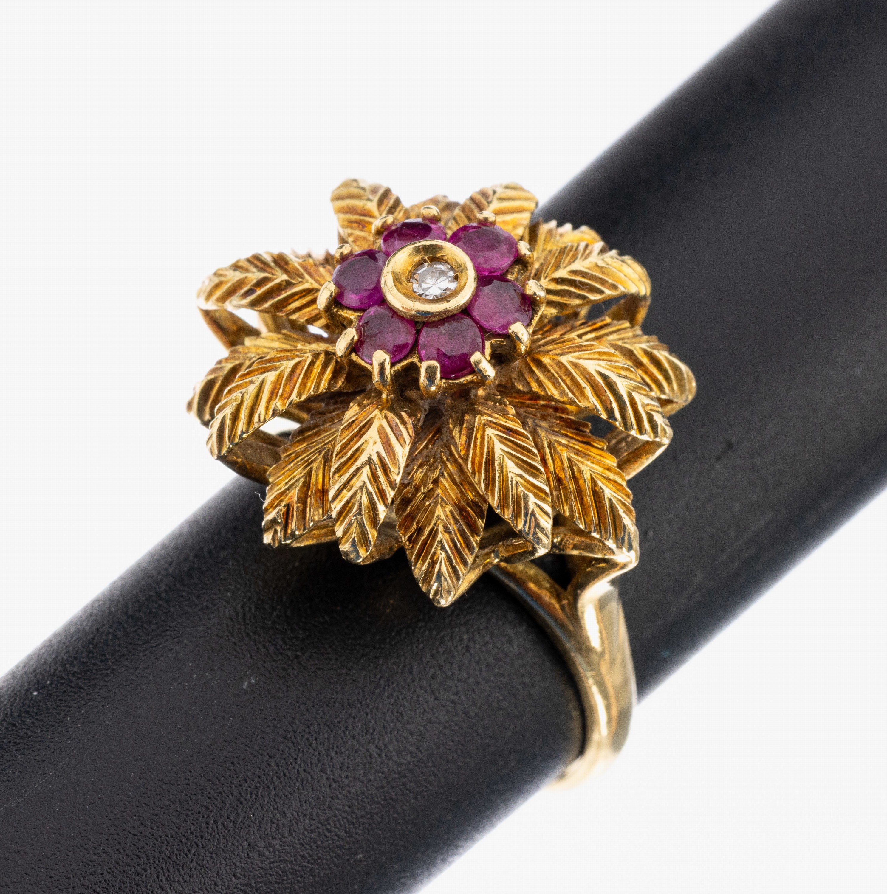 18 kt Gold Rubin-Diamant-Ring, GG 750/000, 6 rundfacett. Rubine zus. ca. 0.25 ct, 1 8/8- Diamanten ca. 0.03 ct Weiß/p, RW 57, ca. 8.9 g
