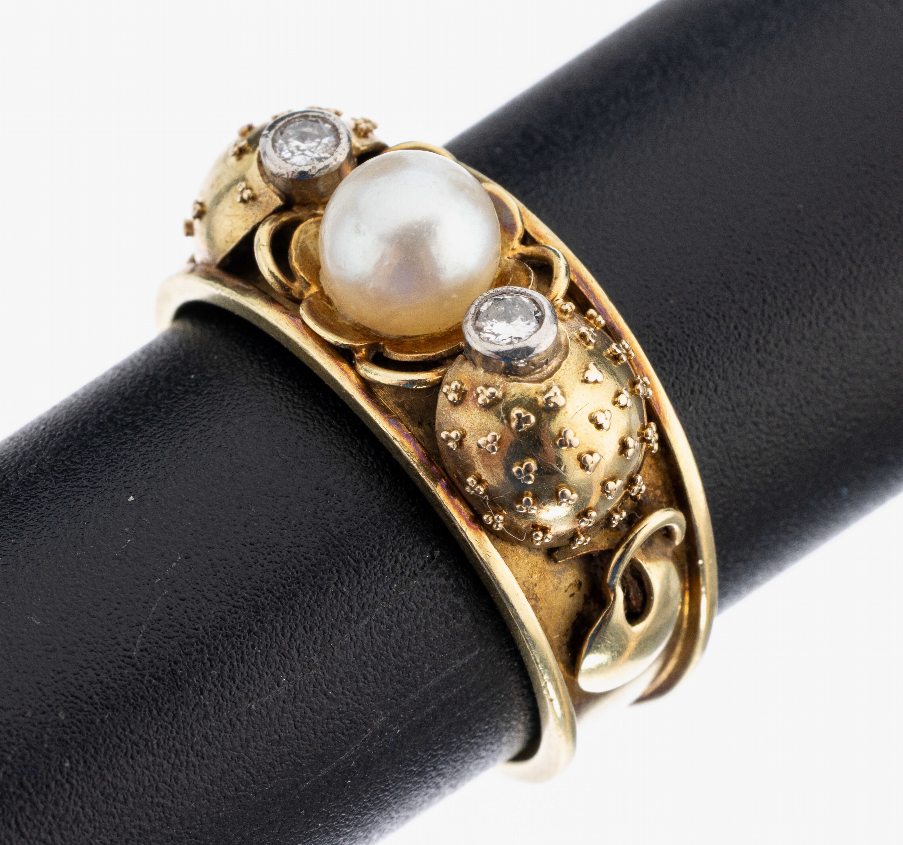 14 kt Gold Brillant Zuchtperl Ring, GG/WG 585/000, 1 Zuchtperle Durchm. ca. 6.0 mm, 2 Brillanten zus. ca. 0.10 ct Weiß/p, Ringschultern mit ...