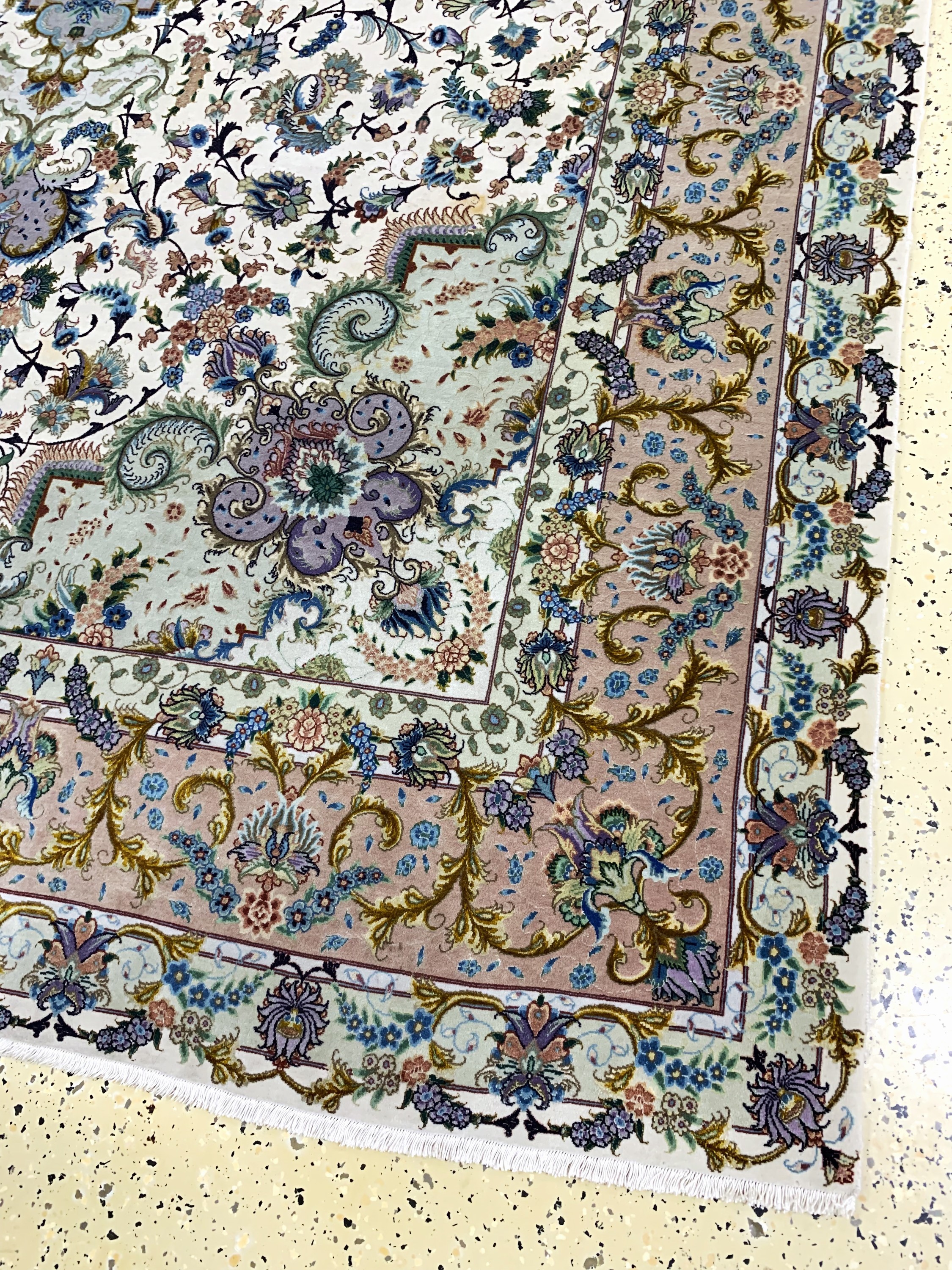 Detail a: Täbriz fein(70 Raj), Persien, Mitte 20.Jhd,Korkwolle mit und auf Seide, ca. 313 x 202 cm,ca. 1,0 Mio. Kn/qm, verblasst, EHZ: 2