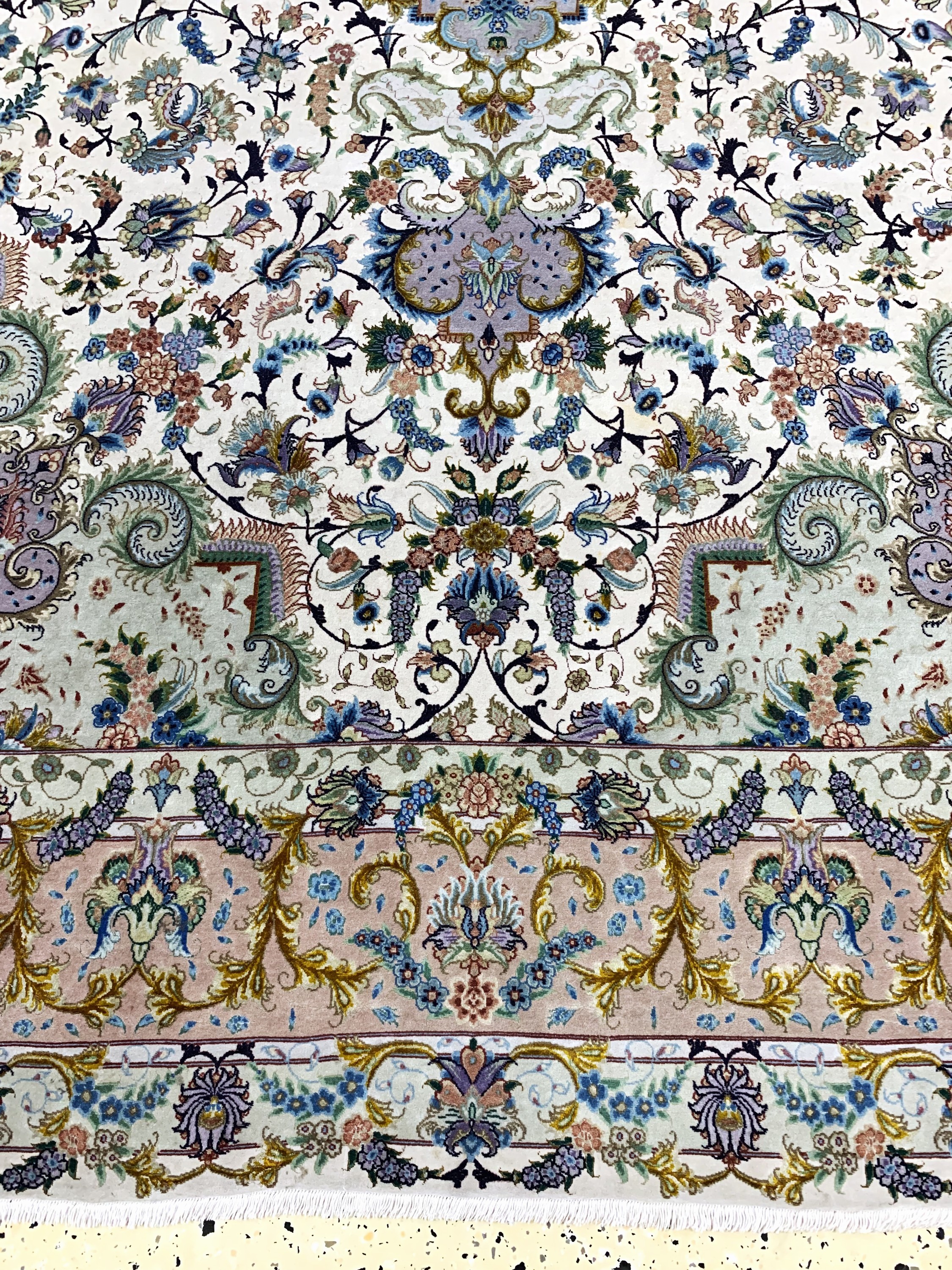 Detail b: Täbriz fein(70 Raj), Persien, Mitte 20.Jhd,Korkwolle mit und auf Seide, ca. 313 x 202 cm,ca. 1,0 Mio. Kn/qm, verblasst, EHZ: 2
