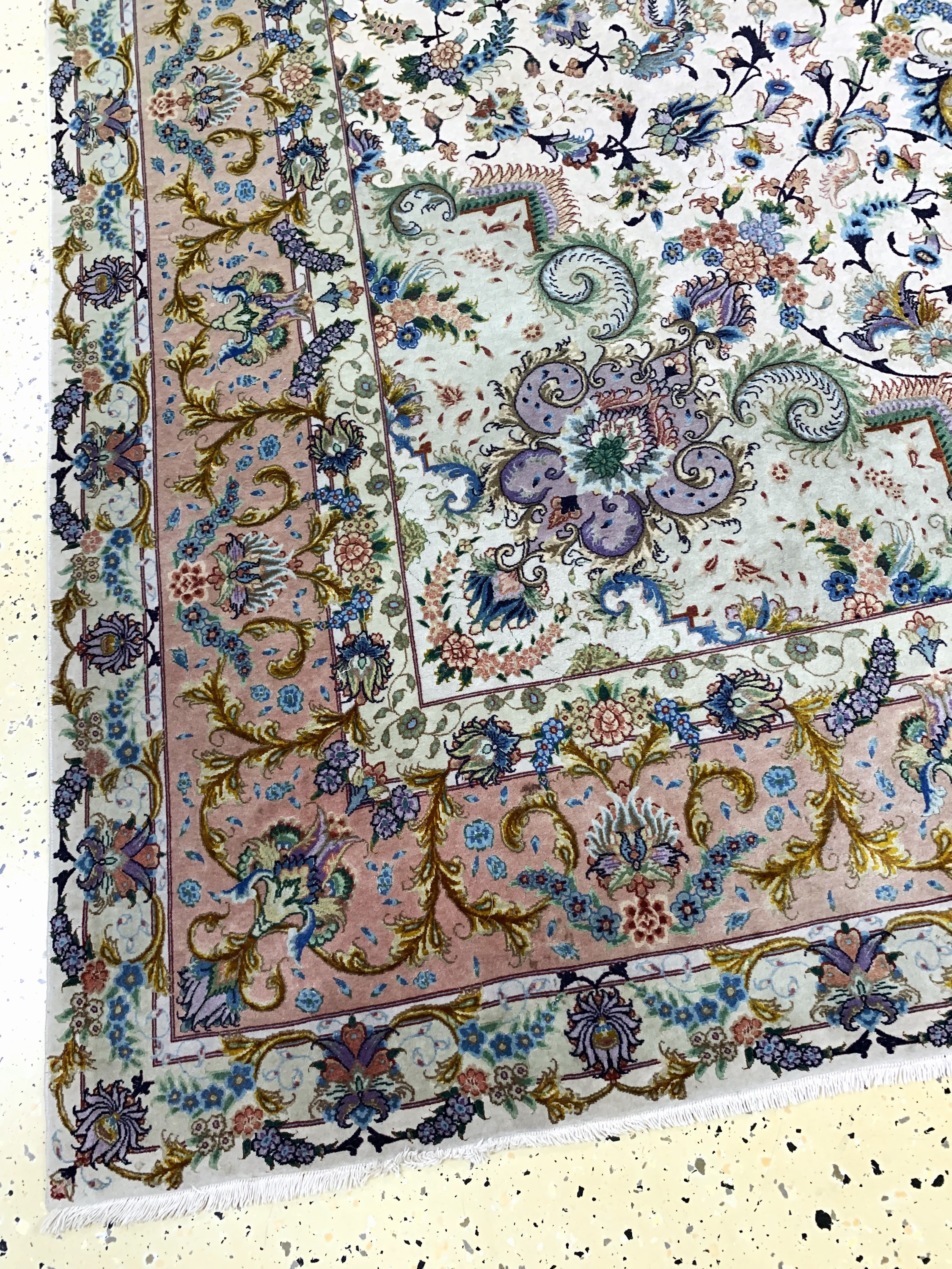 Detail c: Täbriz fein(70 Raj), Persien, Mitte 20.Jhd,Korkwolle mit und auf Seide, ca. 313 x 202 cm,ca. 1,0 Mio. Kn/qm, verblasst, EHZ: 2