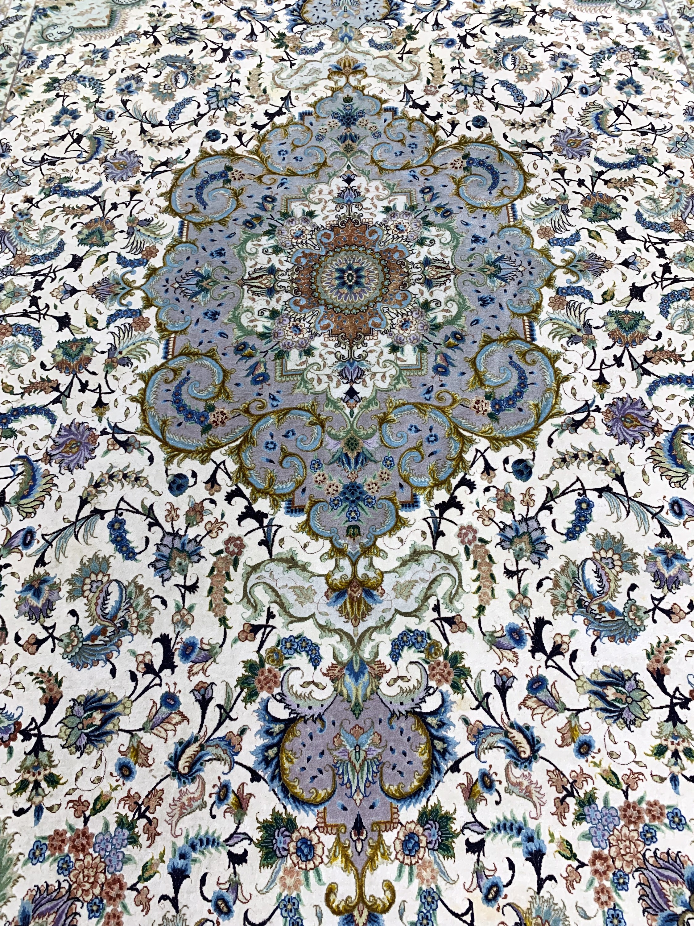 Detail d: Täbriz fein(70 Raj), Persien, Mitte 20.Jhd,Korkwolle mit und auf Seide, ca. 313 x 202 cm,ca. 1,0 Mio. Kn/qm, verblasst, EHZ: 2