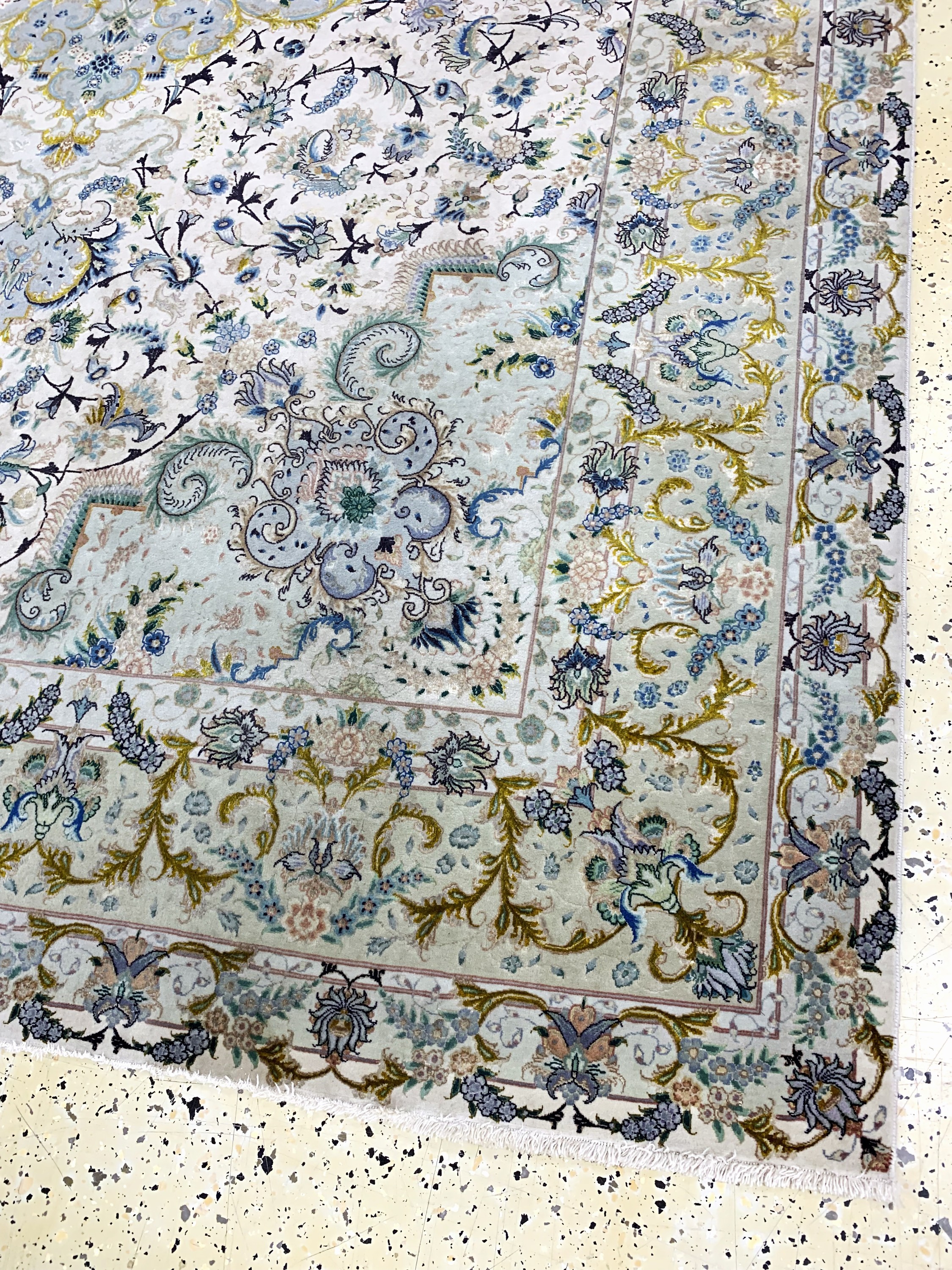 Detail e: Täbriz fein(70 Raj), Persien, Mitte 20.Jhd,Korkwolle mit und auf Seide, ca. 313 x 202 cm,ca. 1,0 Mio. Kn/qm, verblasst, EHZ: 2