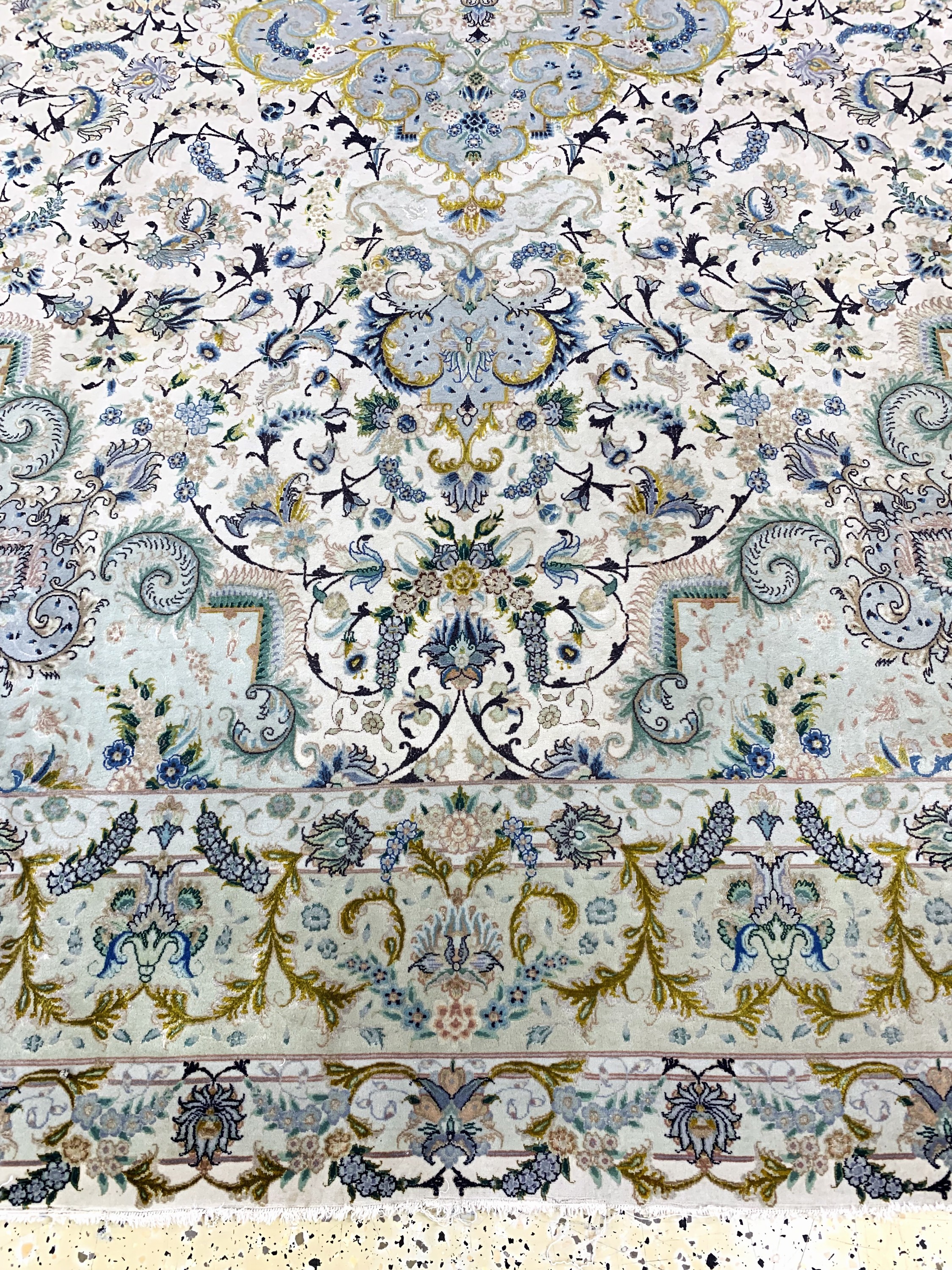 Detail f: Täbriz fein(70 Raj), Persien, Mitte 20.Jhd,Korkwolle mit und auf Seide, ca. 313 x 202 cm,ca. 1,0 Mio. Kn/qm, verblasst, EHZ: 2