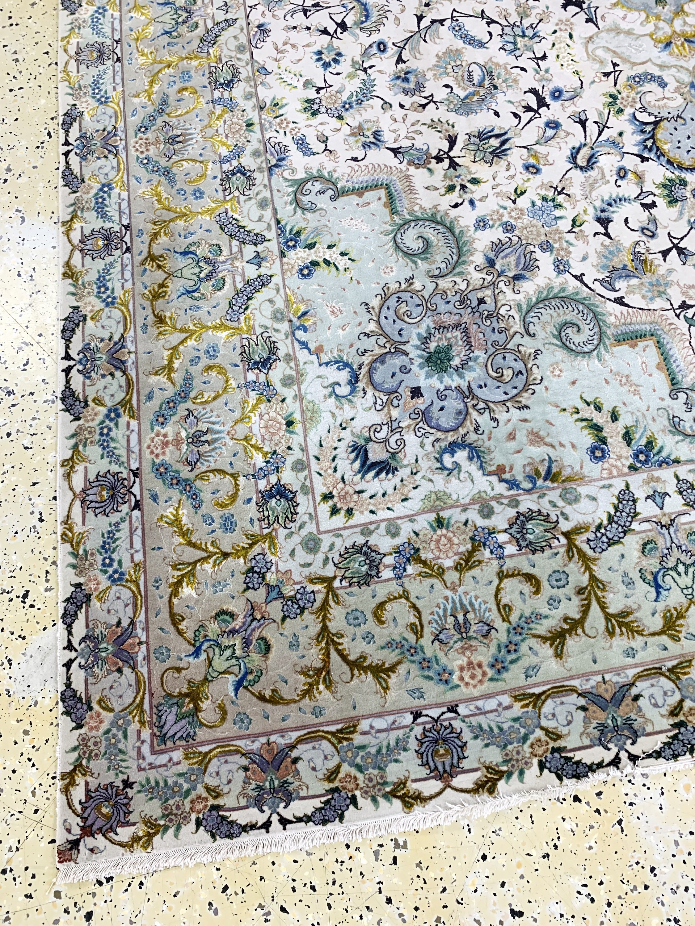 Detail g: Täbriz fein(70 Raj), Persien, Mitte 20.Jhd,Korkwolle mit und auf Seide, ca. 313 x 202 cm,ca. 1,0 Mio. Kn/qm, verblasst, EHZ: 2