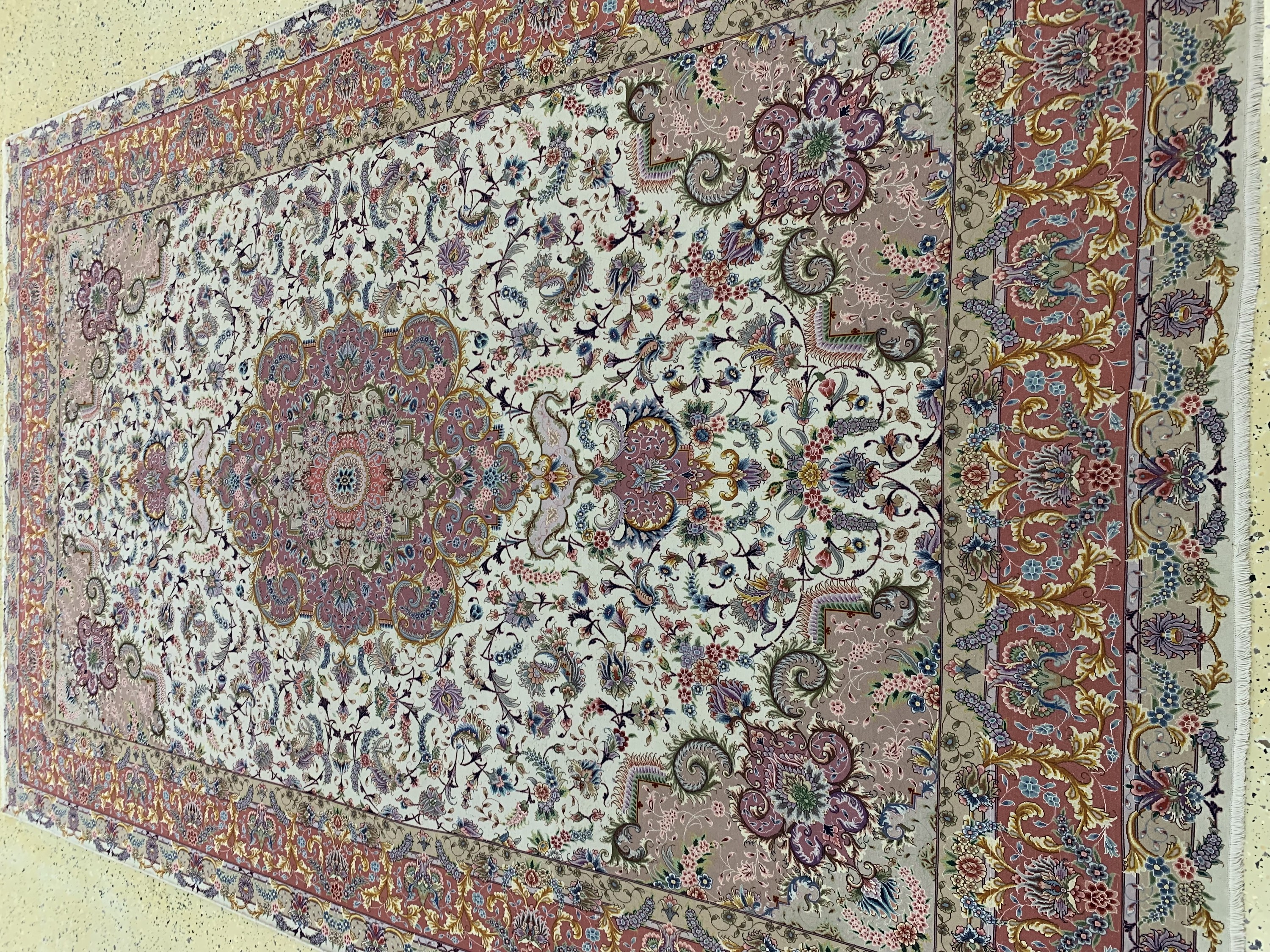 Detail i: Täbriz fein(70 Raj), Persien, Mitte 20.Jhd,Korkwolle mit und auf Seide, ca. 313 x 202 cm,ca. 1,0 Mio. Kn/qm, verblasst, EHZ: 2