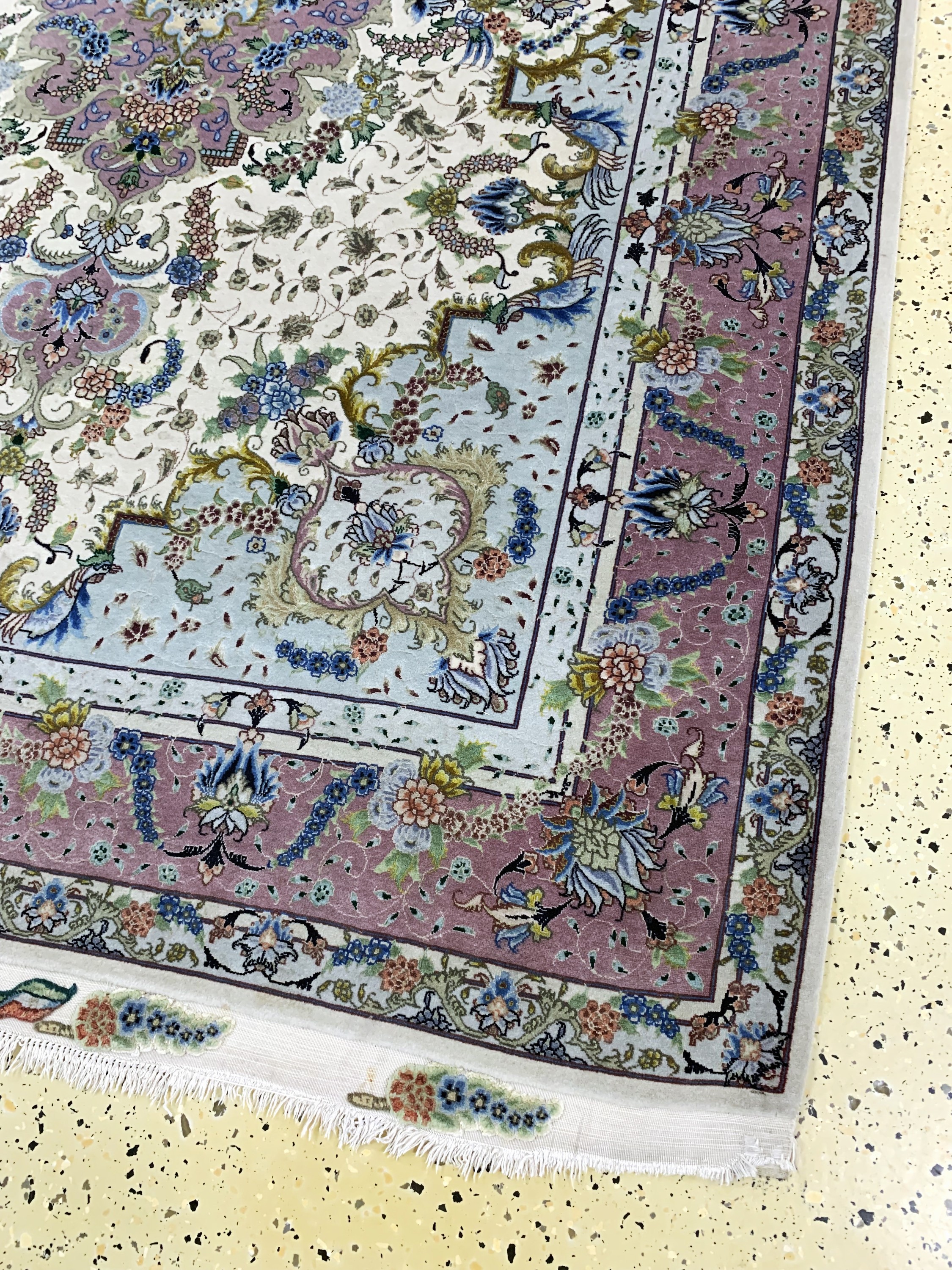 Detail a: Täbriz fein(60 Raj), Persien, Mitte 20.Jhd,Korkwolle mit und auf Seide, ca. 215 x 150 cm,ca. 650.000 Kn/qm, verblasst, EHZ: 2