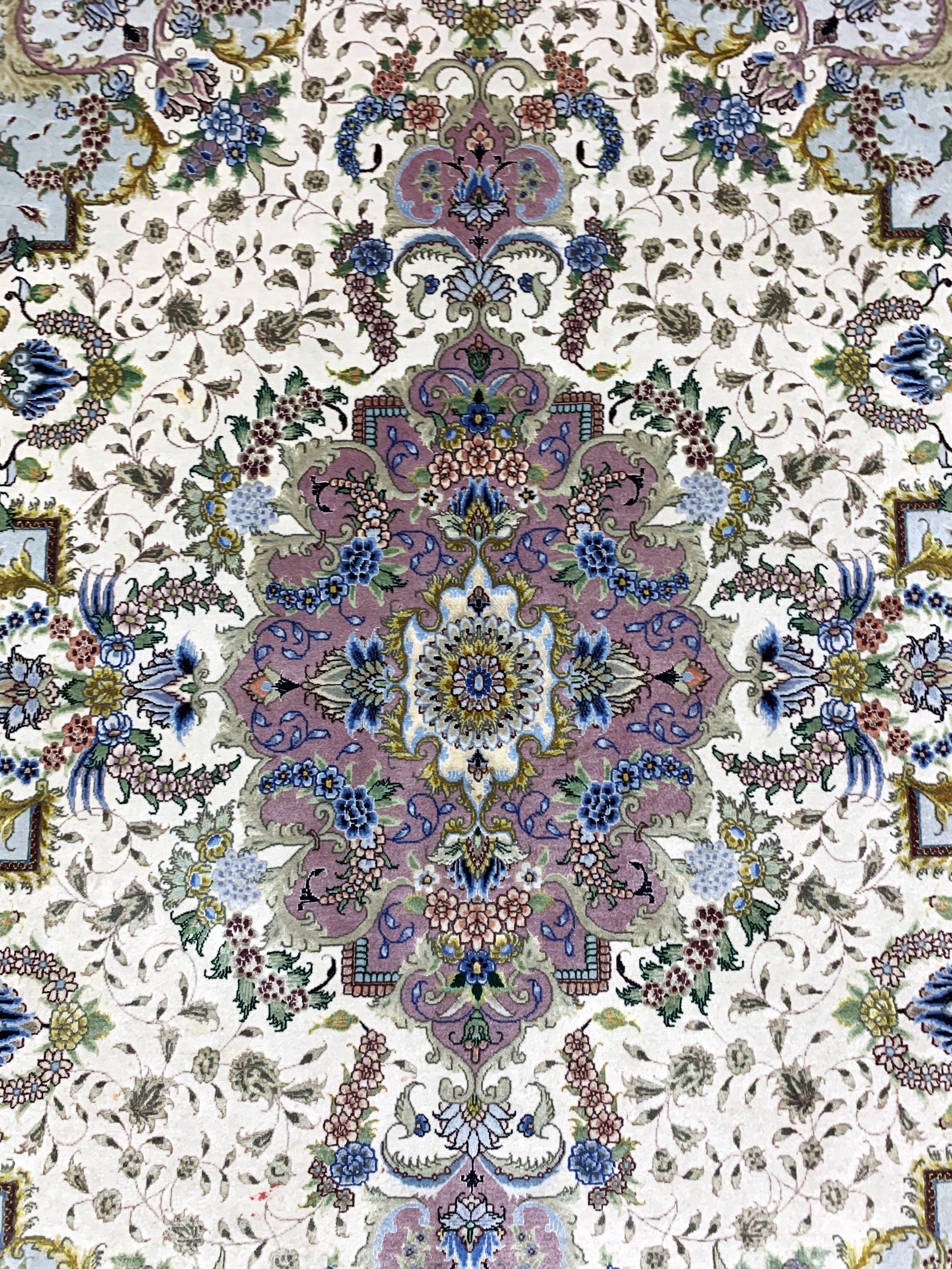 Detail d: Täbriz fein(60 Raj), Persien, Mitte 20.Jhd,Korkwolle mit und auf Seide, ca. 215 x 150 cm,ca. 650.000 Kn/qm, verblasst, EHZ: 2