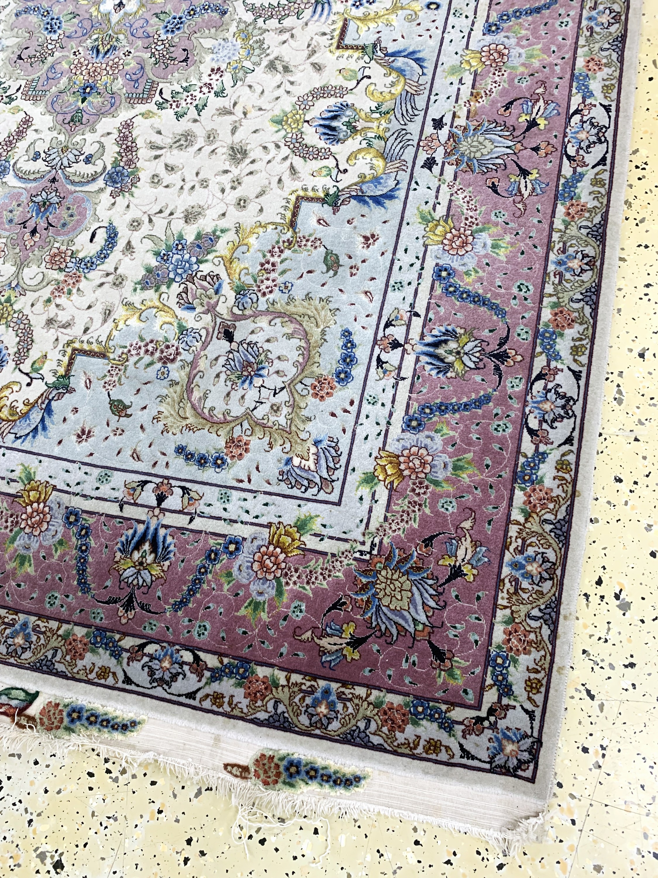 Detail e: Täbriz fein(60 Raj), Persien, Mitte 20.Jhd,Korkwolle mit und auf Seide, ca. 215 x 150 cm,ca. 650.000 Kn/qm, verblasst, EHZ: 2