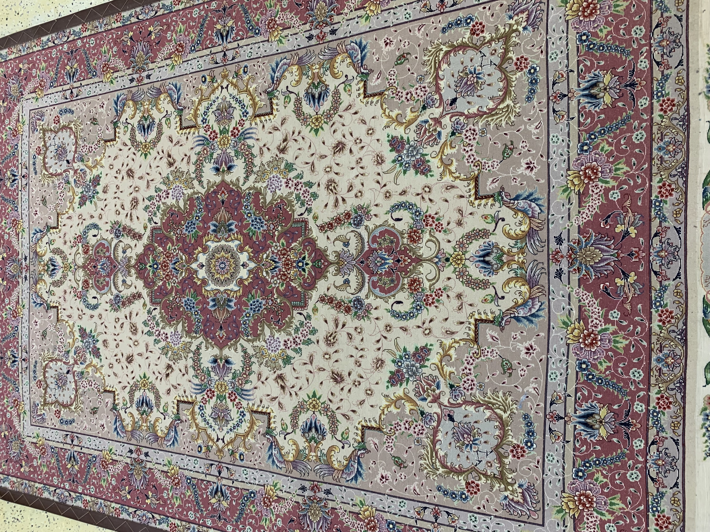 Detail i: Täbriz fein(60 Raj), Persien, Mitte 20.Jhd,Korkwolle mit und auf Seide, ca. 215 x 150 cm,ca. 650.000 Kn/qm, verblasst, EHZ: 2