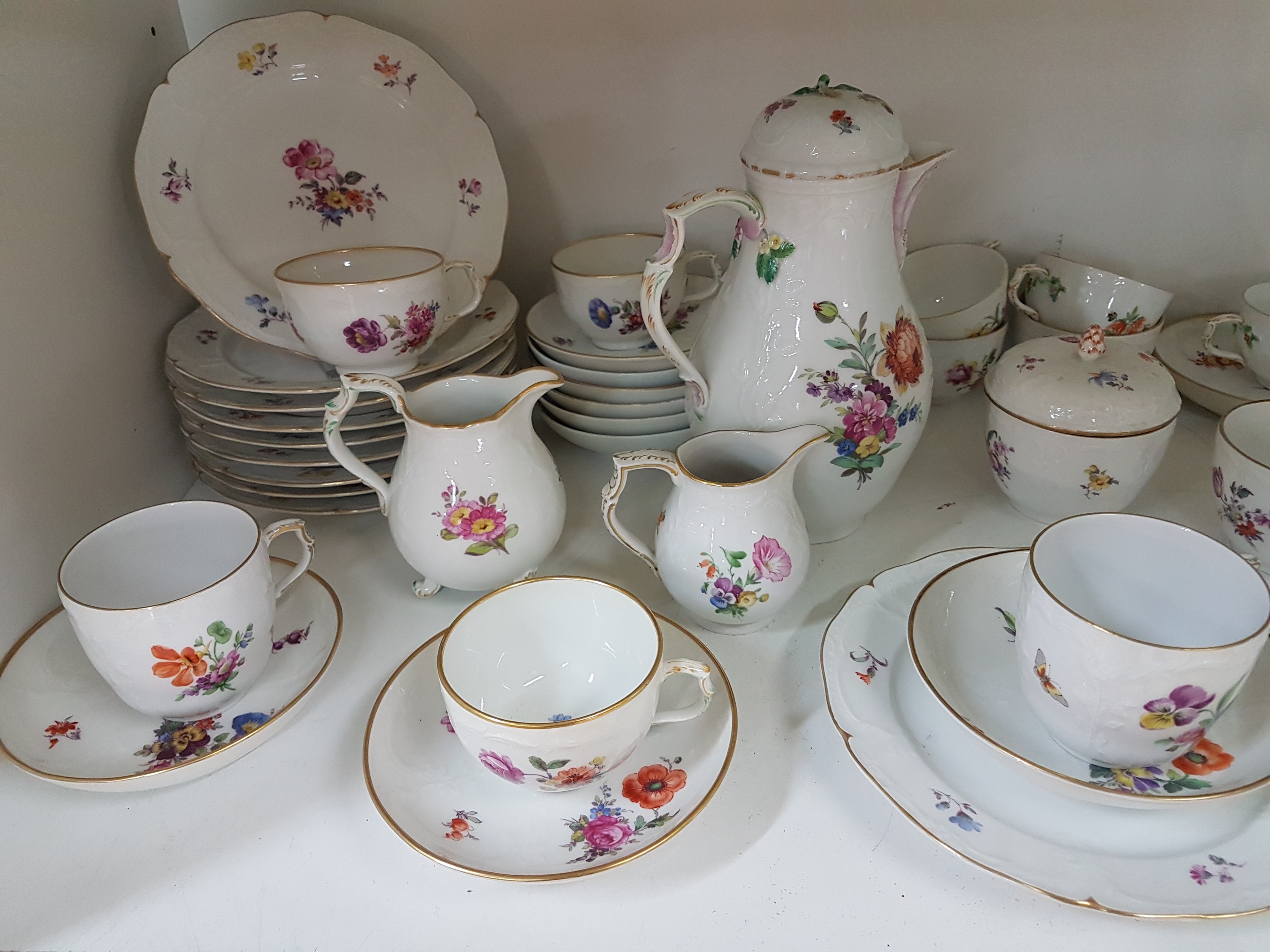 Detail a: Service, KPM Berlin Neuzierat, Anfang 20. Jh., Hausmalerei, Kaffeekanne ( Deckelbekrönung fehlt), 12 Tassen mit 12 Untertassen, z.T. Vergoldung ...