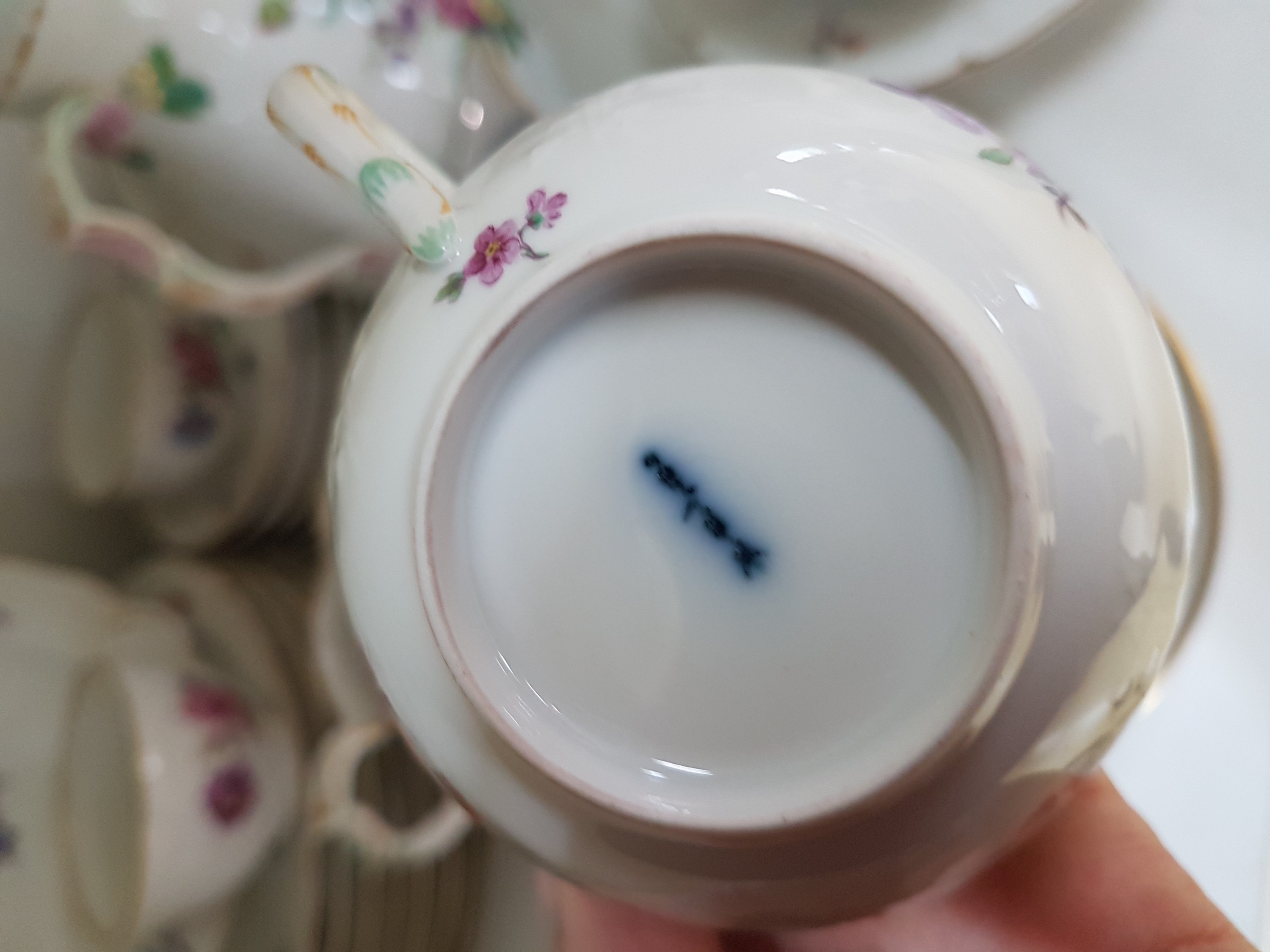 Detail f: Service, KPM Berlin Neuzierat, Anfang 20. Jh., Hausmalerei, Kaffeekanne ( Deckelbekrönung fehlt), 12 Tassen mit 12 Untertassen, z.T. Vergoldung ...