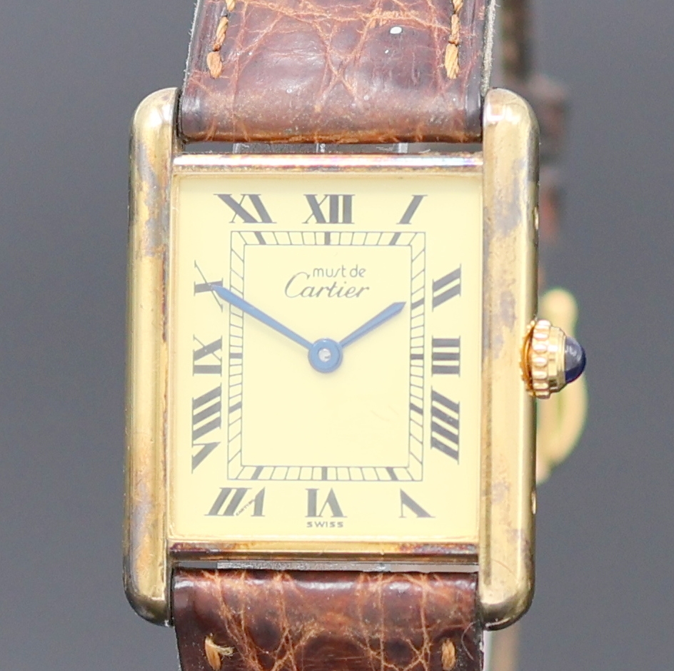 Detail a: CARTIER Damenarmbanduhr Tank Vermeil Referenz 590005, Schweiz um 1990, quarz, 2-teil. Silbergeh. verg., Boden 4-fach verschr., orig. Lederband m. ...