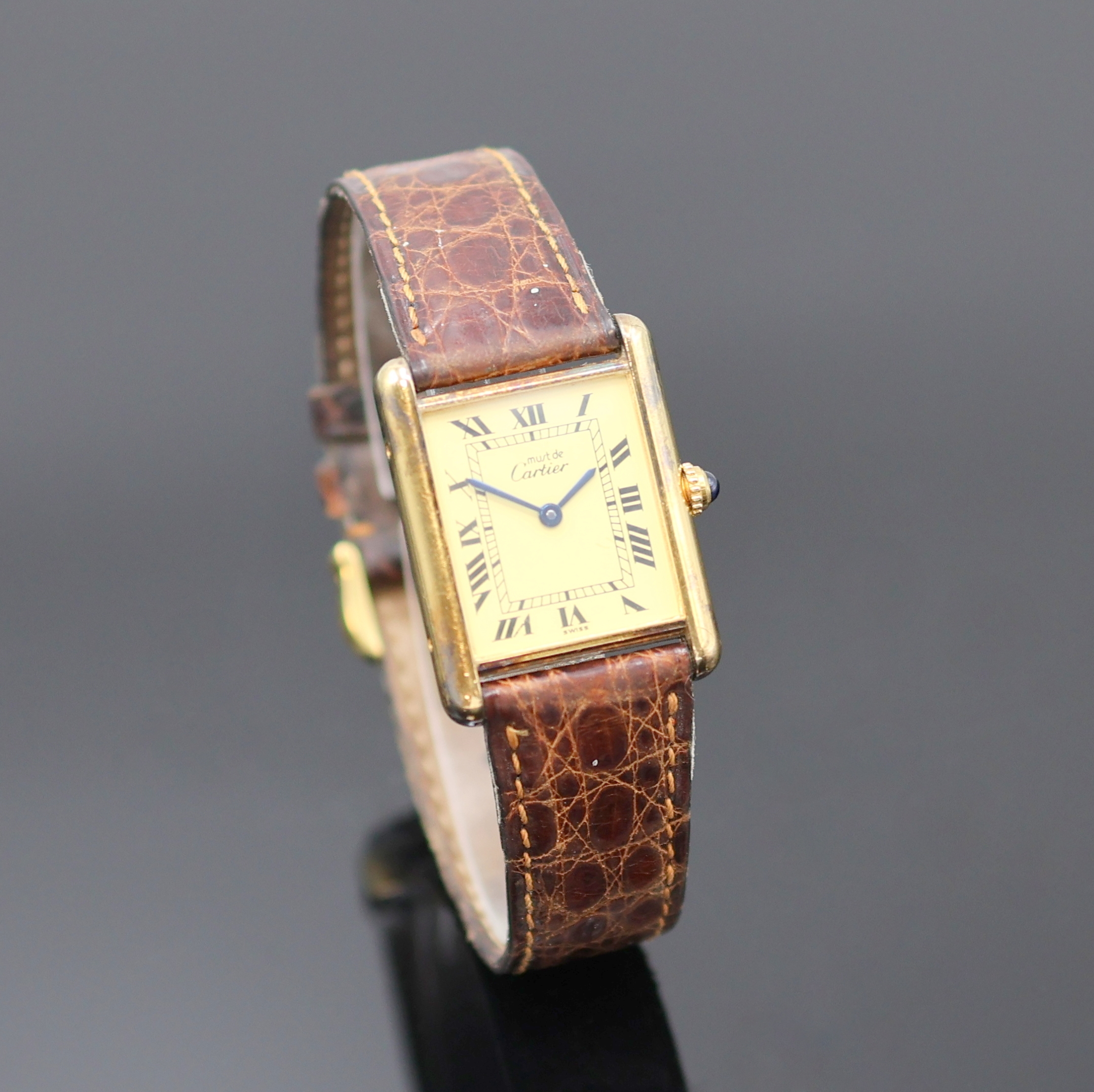 Detail b: CARTIER Damenarmbanduhr Tank Vermeil Referenz 590005, Schweiz um 1990, quarz, 2-teil. Silbergeh. verg., Boden 4-fach verschr., orig. Lederband m. ...