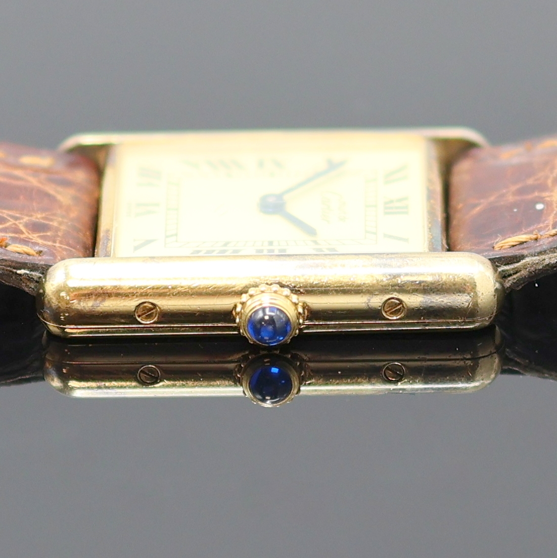 Detail d: CARTIER Damenarmbanduhr Tank Vermeil Referenz 590005, Schweiz um 1990, quarz, 2-teil. Silbergeh. verg., Boden 4-fach verschr., orig. Lederband m. ...