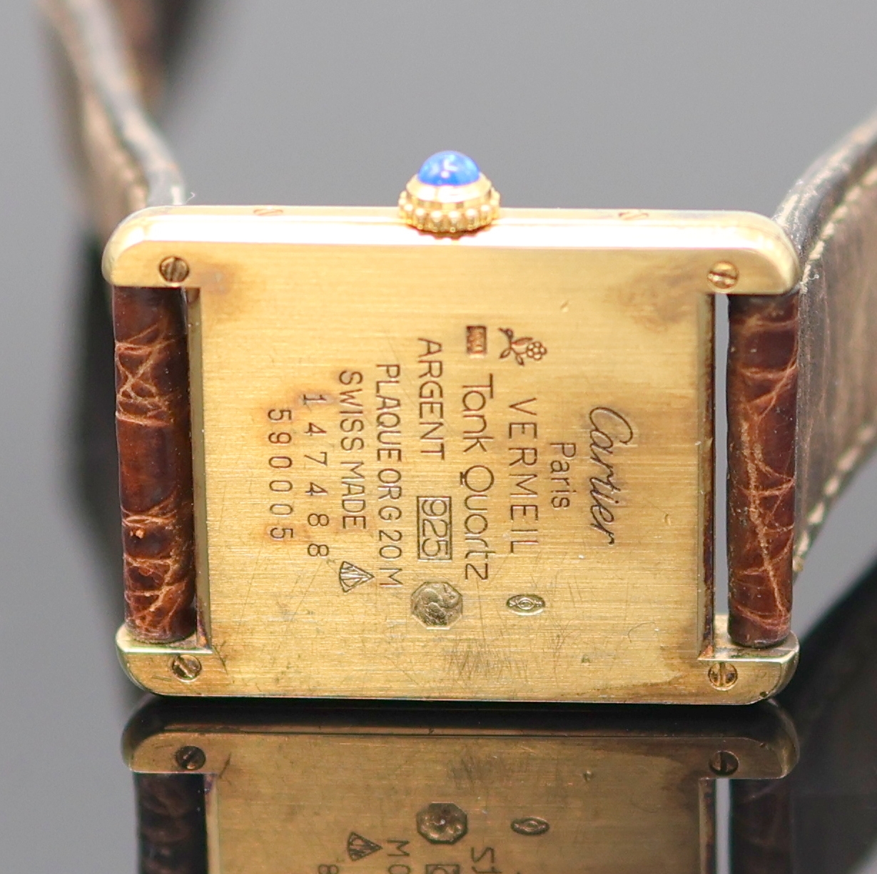 Detail e: CARTIER Damenarmbanduhr Tank Vermeil Referenz 590005, Schweiz um 1990, quarz, 2-teil. Silbergeh. verg., Boden 4-fach verschr., orig. Lederband m. ...