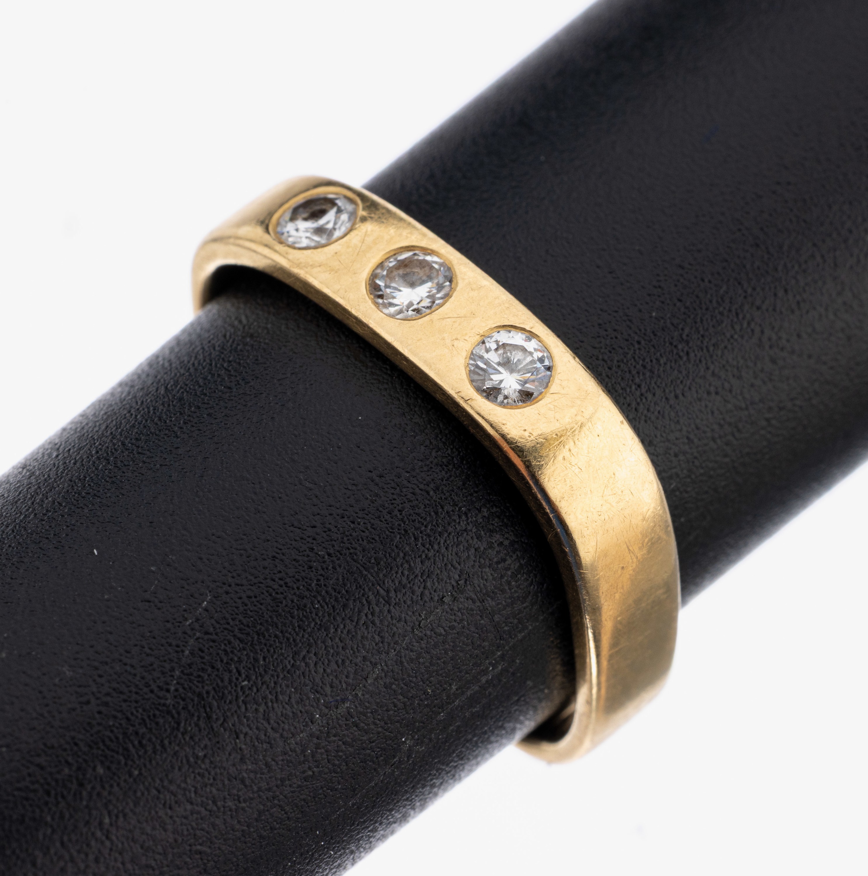 14 kt Gold Brillant Ring, GG 585/000, 3 Brillanten zus. ca. 0.30 ct Weiß/si, quadratische Ringschiene, RW 56, ca. 5.1 g