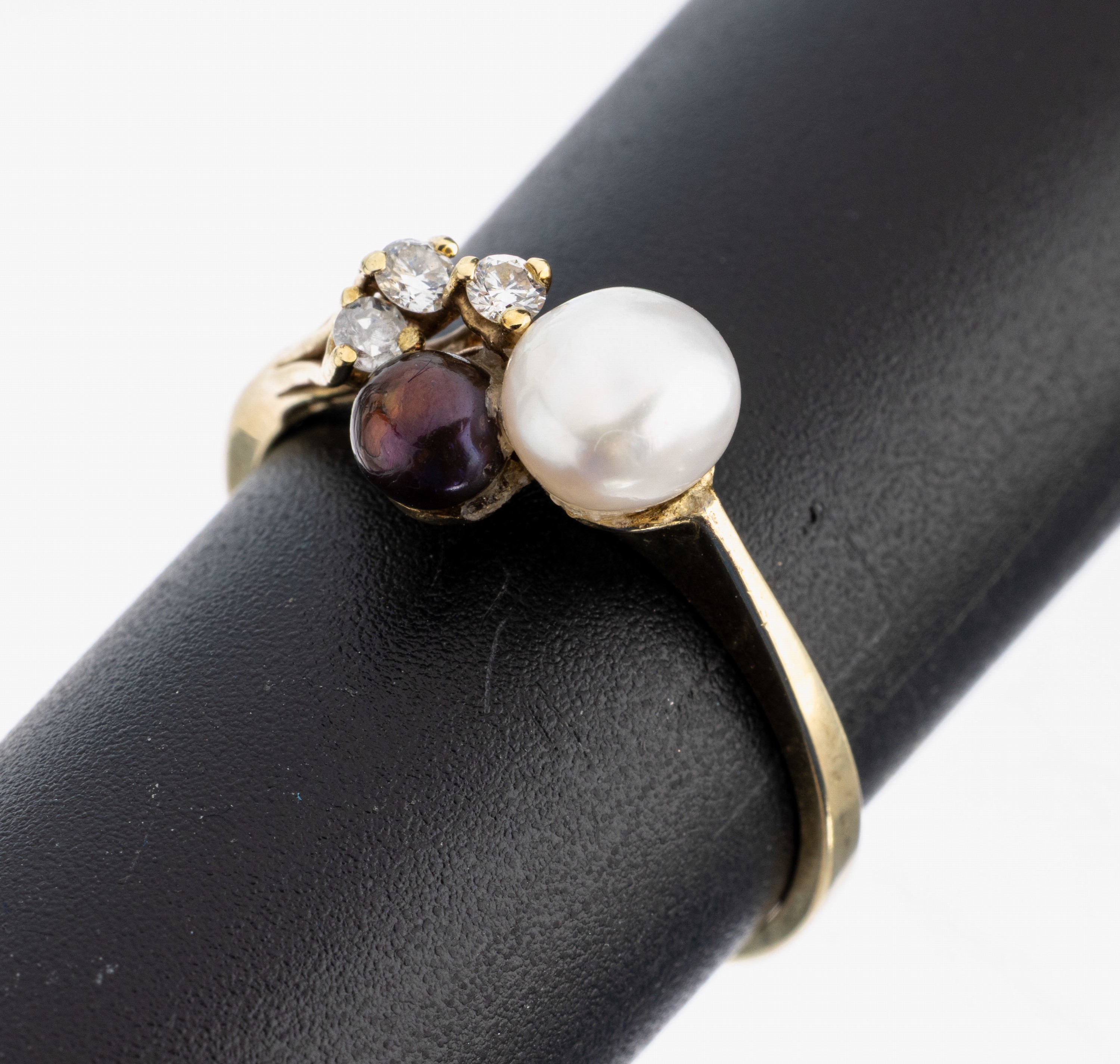14 kt Gold Brillant-Perl-Ring, GG 585/000, 3 kl. Brillanten, 1 weiße und 1 graue Zuchtperle, RW 56, ca. 2.6 g