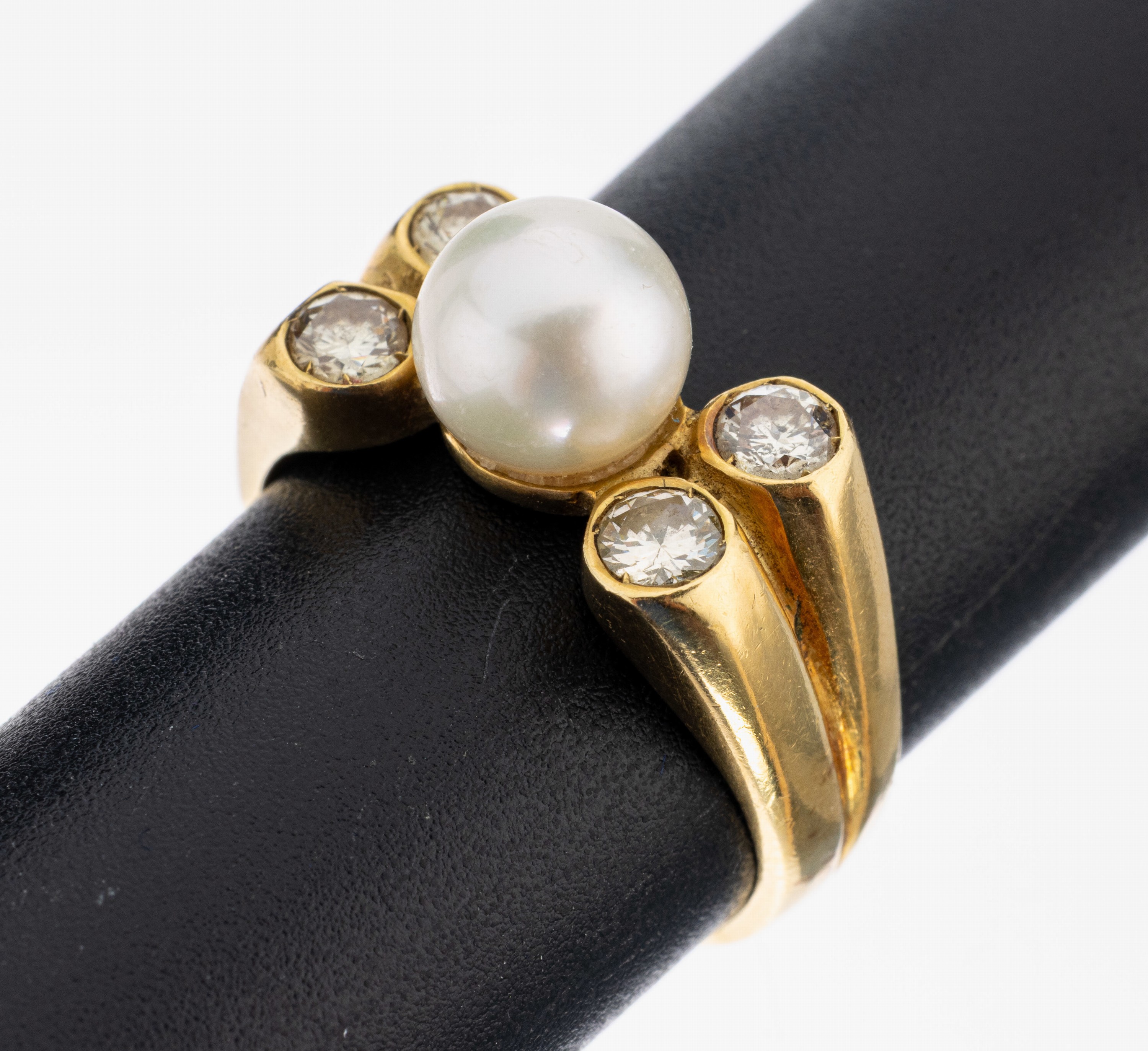 18 kt Gold Perl-Brillant-Ring, GG 750/000, mittig l. rosef. Akoyazuchtperle, D. ca. 7.5 mm, 4 Brillanten zus. ca. 0.80 ct Weiß/p, RW 55, ca. 6.8 g