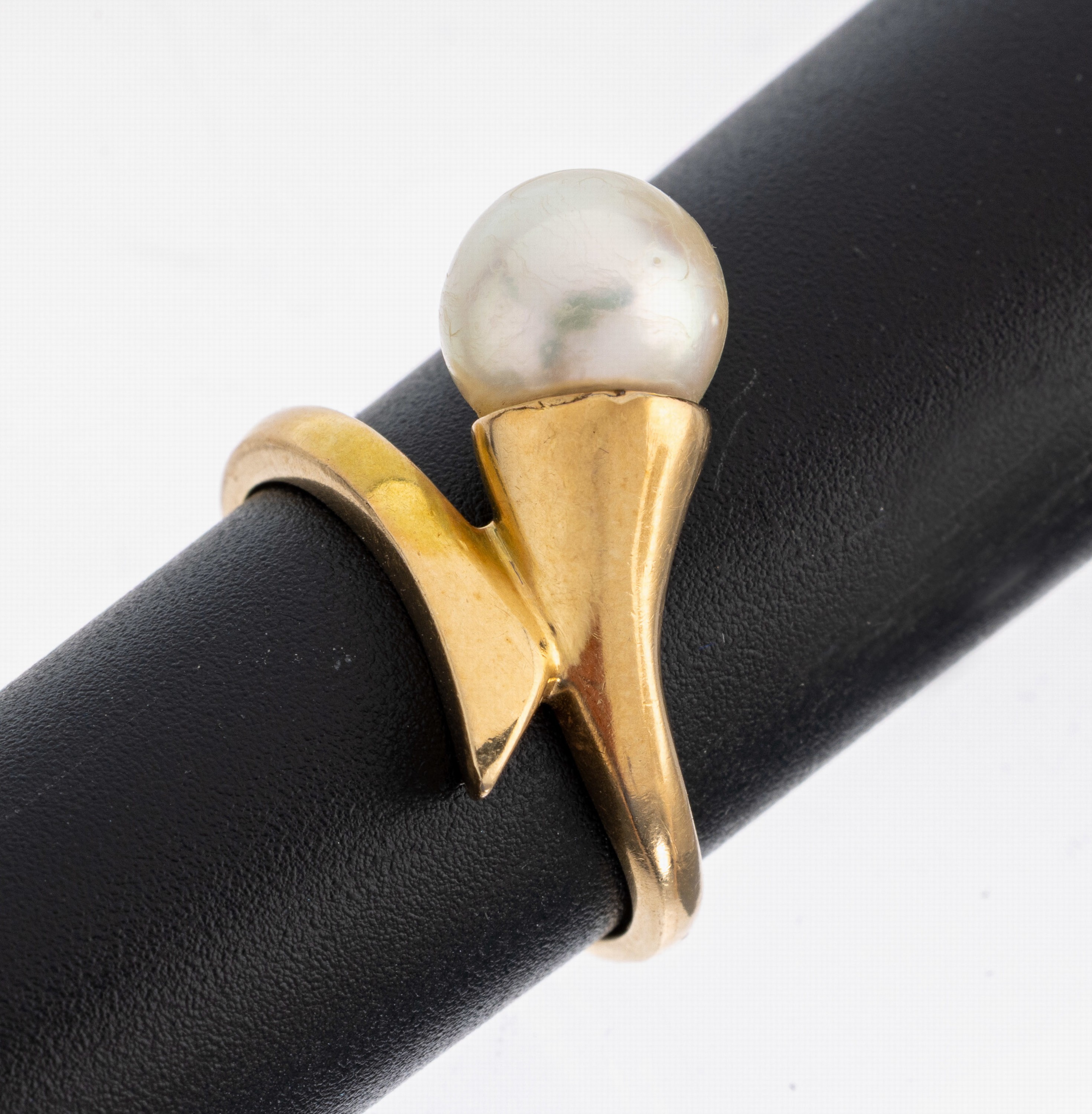14 kt Gold Perl-Ring, GG 585/000, asymm. Ringschiene, cremef. Akoyazuchtperle, D. ca. 8.2 mm, RW 50.5, ca. 4.1 g