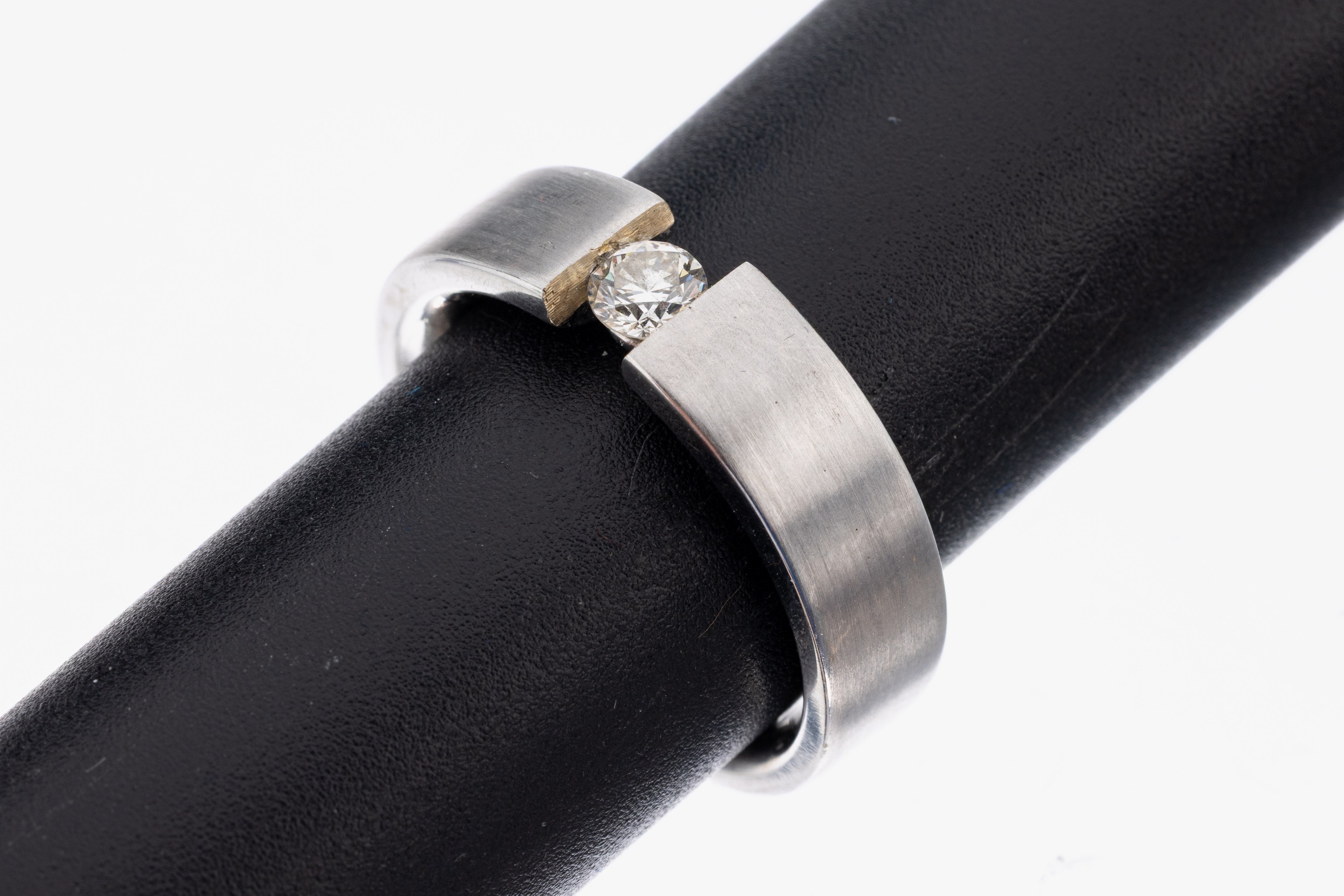 14 kt Gold Brillant-Ring, WG 585/000, Spannringoptik, Brillant ca. 0.30 ct Weiß/p1, RW 60, ca. 6.2 g, bez. CETAS