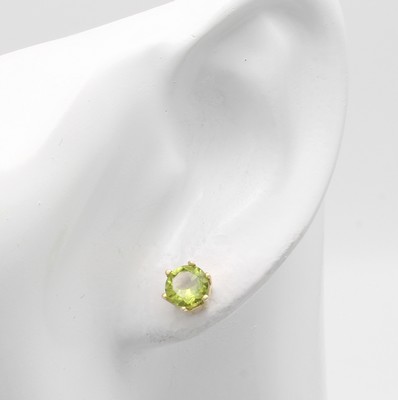 26987710a - Paar Ohrstecker mit Peridots, RoséG 585/000, 2 Peridots in Krappenfassungen zus. ca. ...