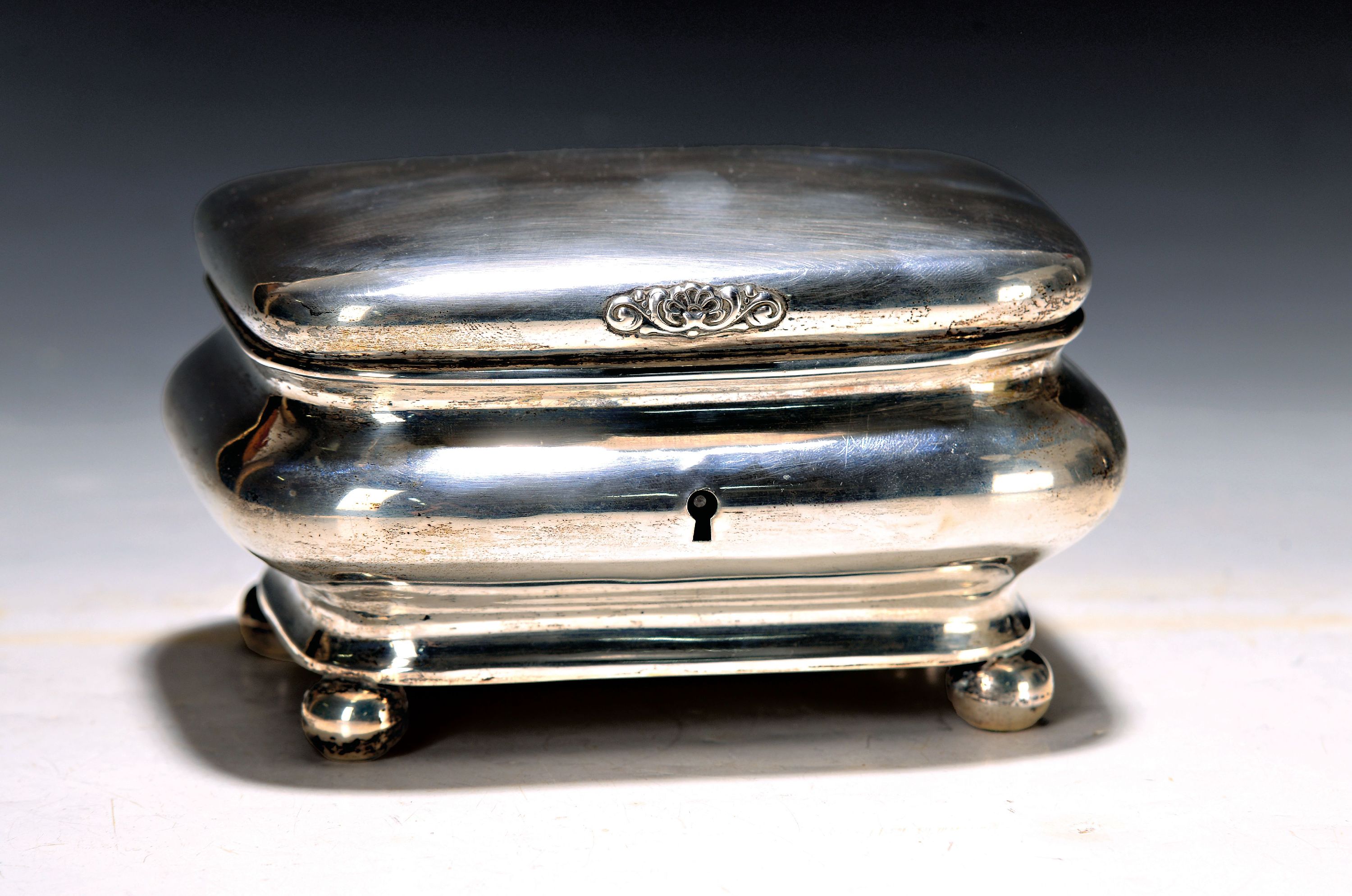 Image 26987803 - Deckeldose, deutsch, Mitte 19. Jh., 13-lötiges Silber, auf 4 Kugelfüßen stehend, ...