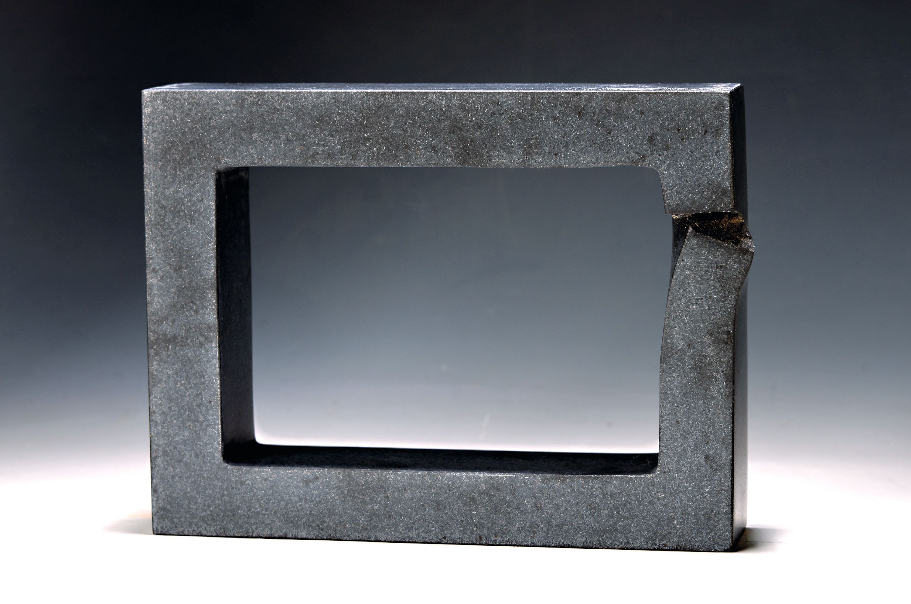Image 26987818 - Günter Braun, geb. 1954 Heidelberg, Granitskulptur, o.T., rechteckige Form mit voninnen ...