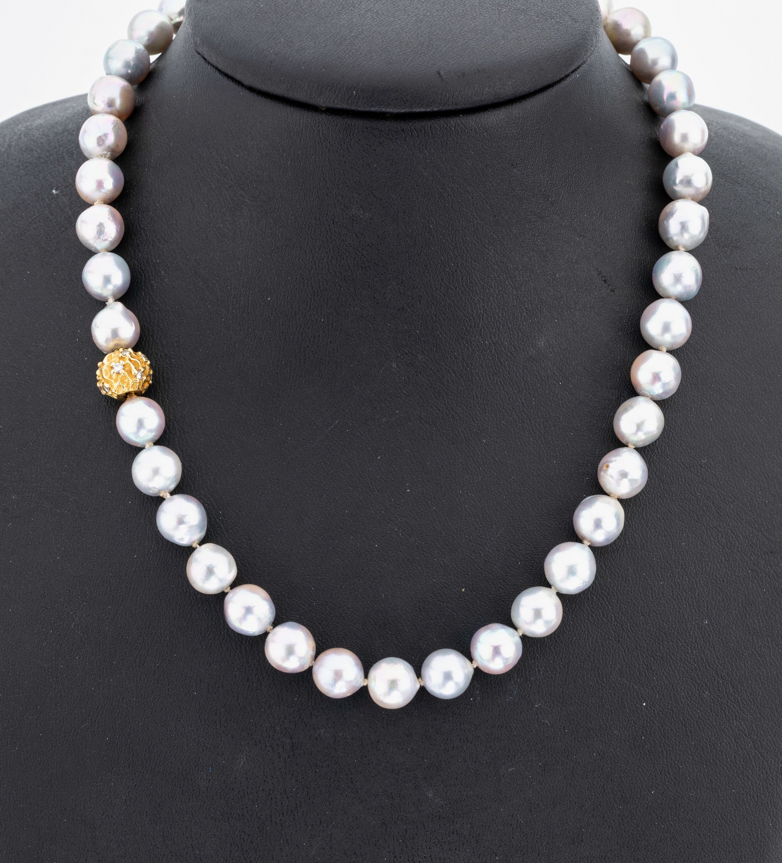 Zuchtperl-Collier mit 18 kt GOLDBAUR Brillant-Schmuckschließe, GG 750/000, hellgrau barocke Zuchtperlen, D. ca. 8.3 mm, Schließe strukt., 11 ...