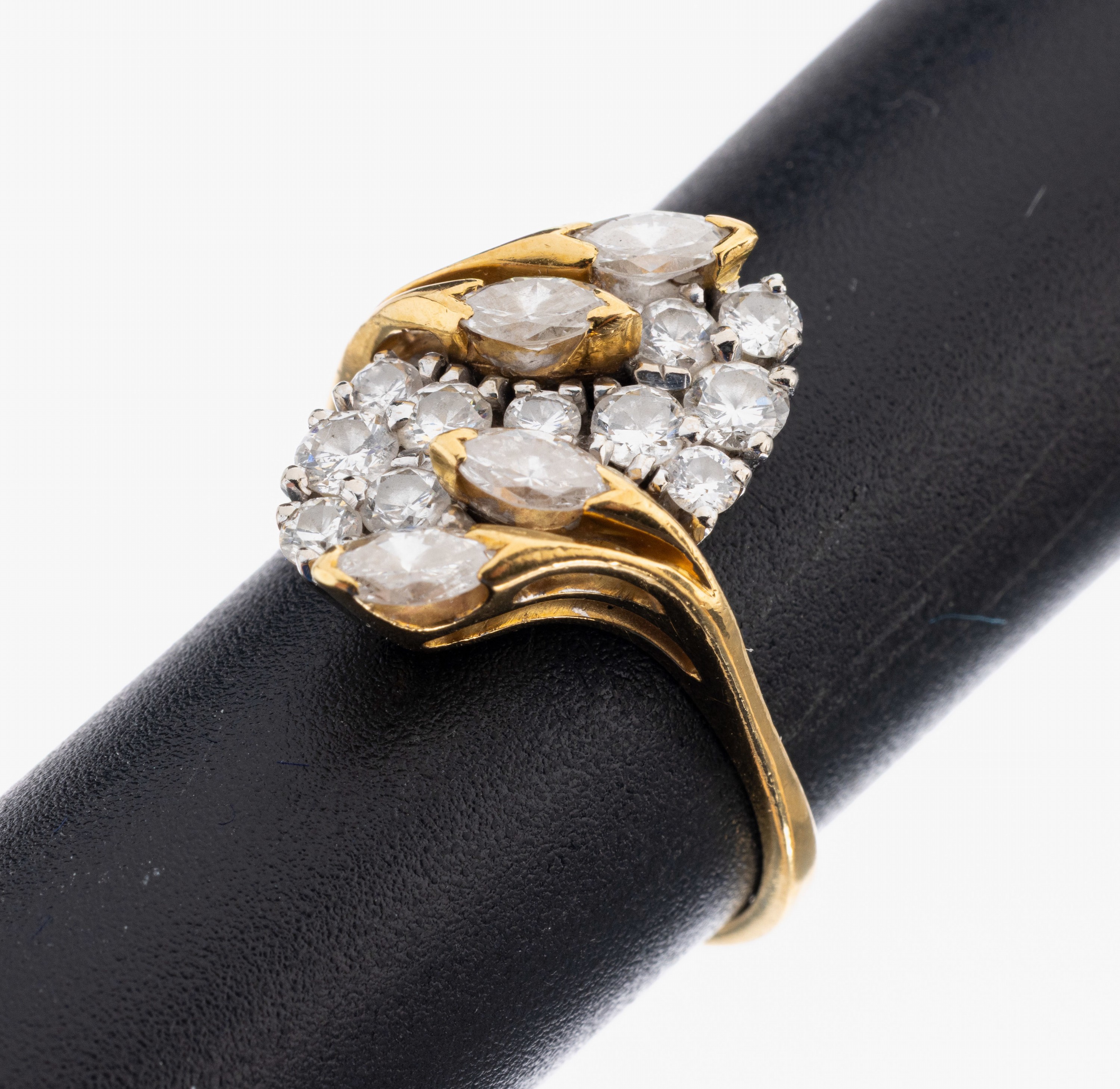 18 kt Gold Diamant-Ring, GG/WG 750/000, 11 Brillanten und 4 Diamantnavettes zus. ca. 1.21 ct Weiß/p1, RW 52, ca. 5.8 g, Expertise von 1989 über ...