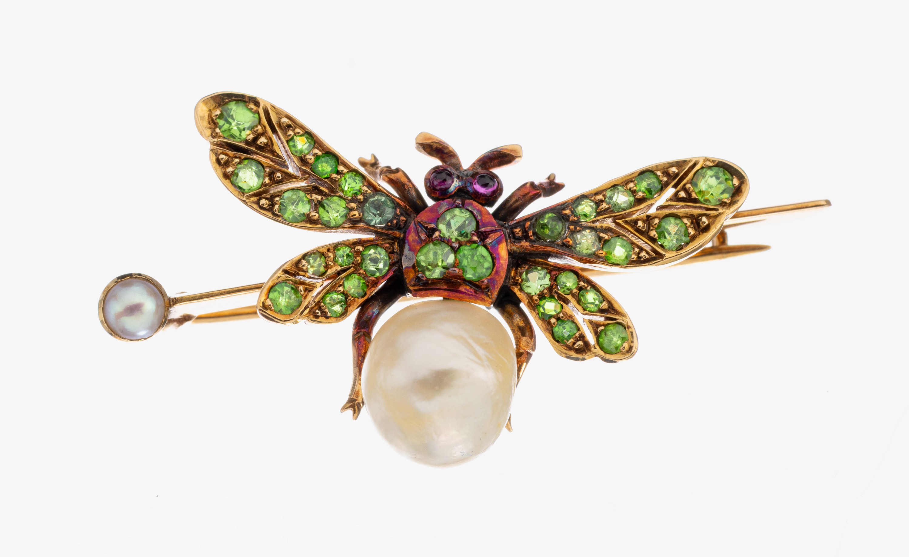 15 kt Gold Farbstein-Perl-Brosche "Fliege", England um 1890, GG/RG 625/000, Flügel und Körper bes. mit facett. Demantoid, Augen mit ...