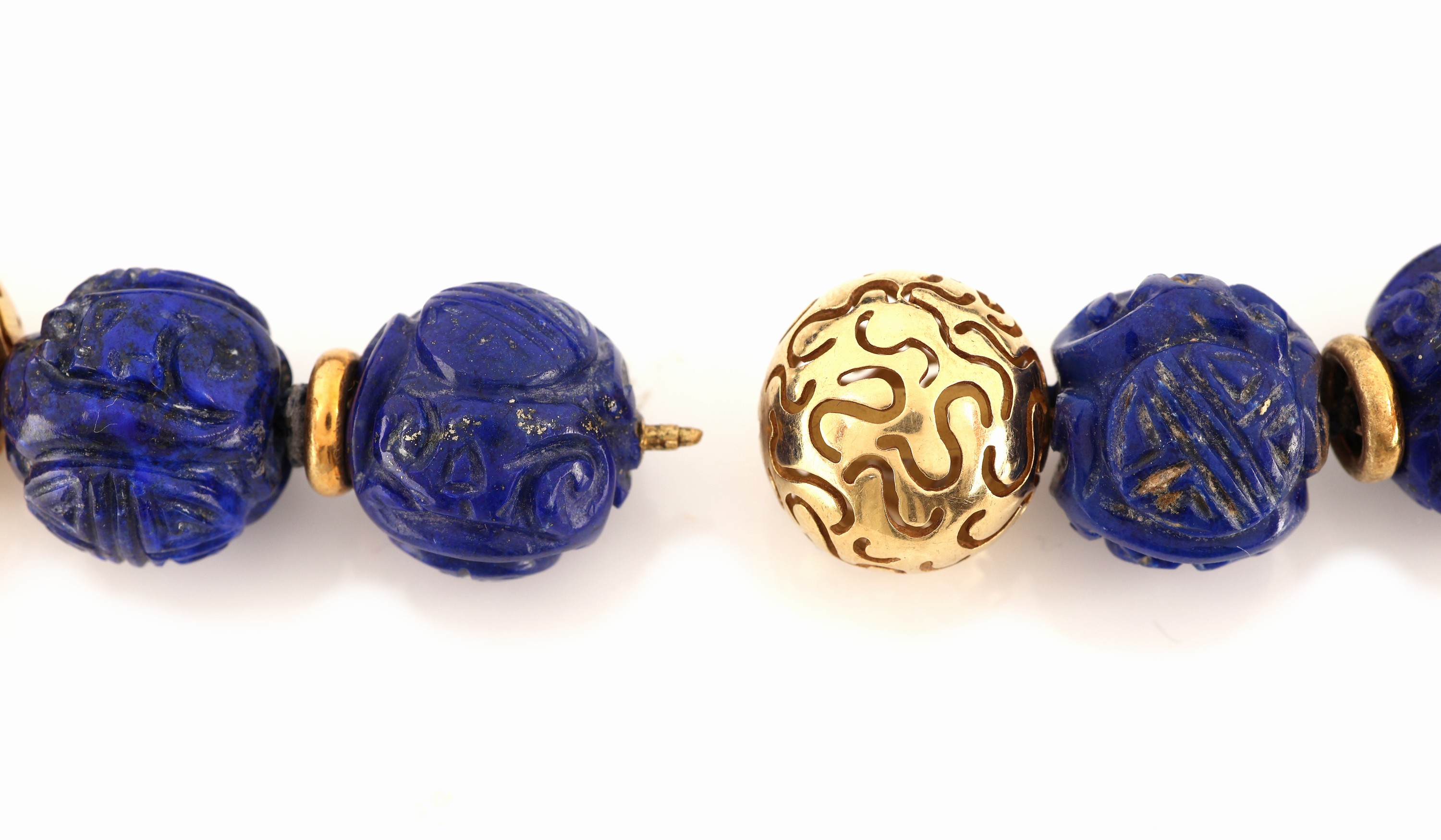 Detail a: Lapislazulikette mit 18 kt Gold GOLDBAUR Schließe und Zwischenelemente, GG 750/000 Lapislazulikugeln, D. ca. 17.8 mm, grav., 2 GGKugelschließen ...