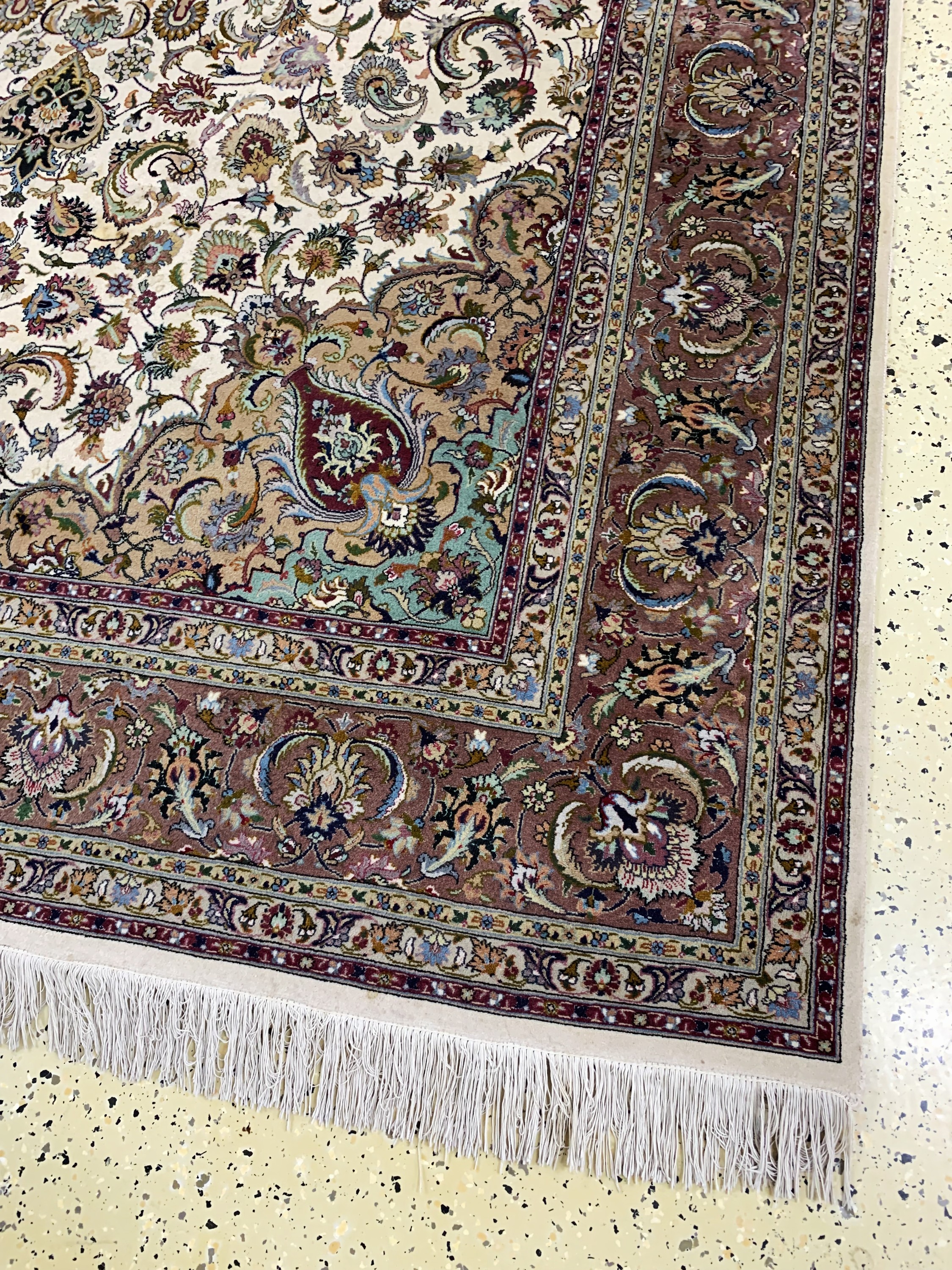 Detail a: Täbriz fein(50 Raj), Persien, Ende 20.Jhd, Korkwolle mit Seide, ca. 313 x 202 cm, ca. 500.000 Kn/qm, EHZ: 2(minimale Mottenfrass am Rand).