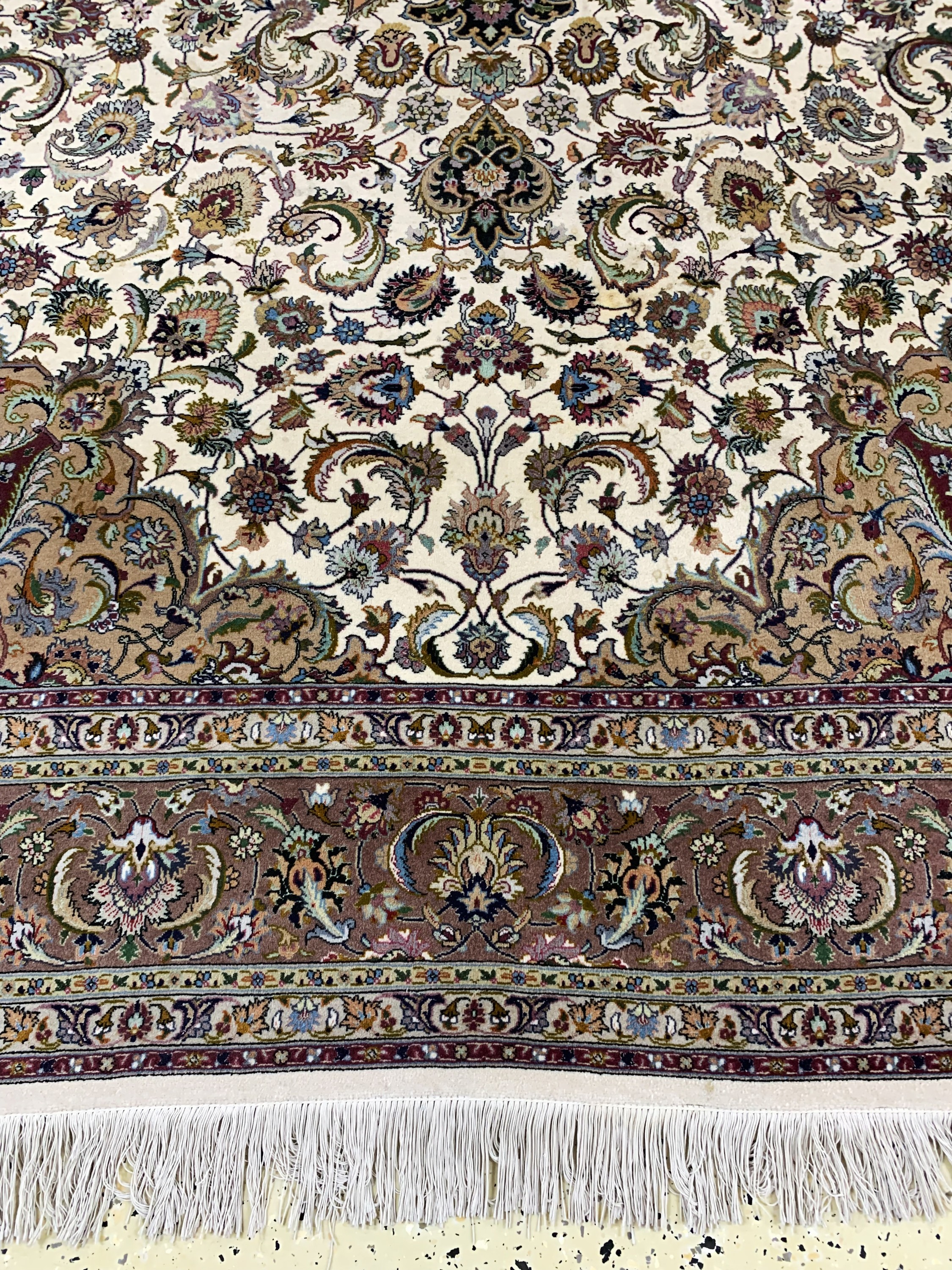 Detail b: Täbriz fein(50 Raj), Persien, Ende 20.Jhd, Korkwolle mit Seide, ca. 313 x 202 cm, ca. 500.000 Kn/qm, EHZ: 2(minimale Mottenfrass am Rand).