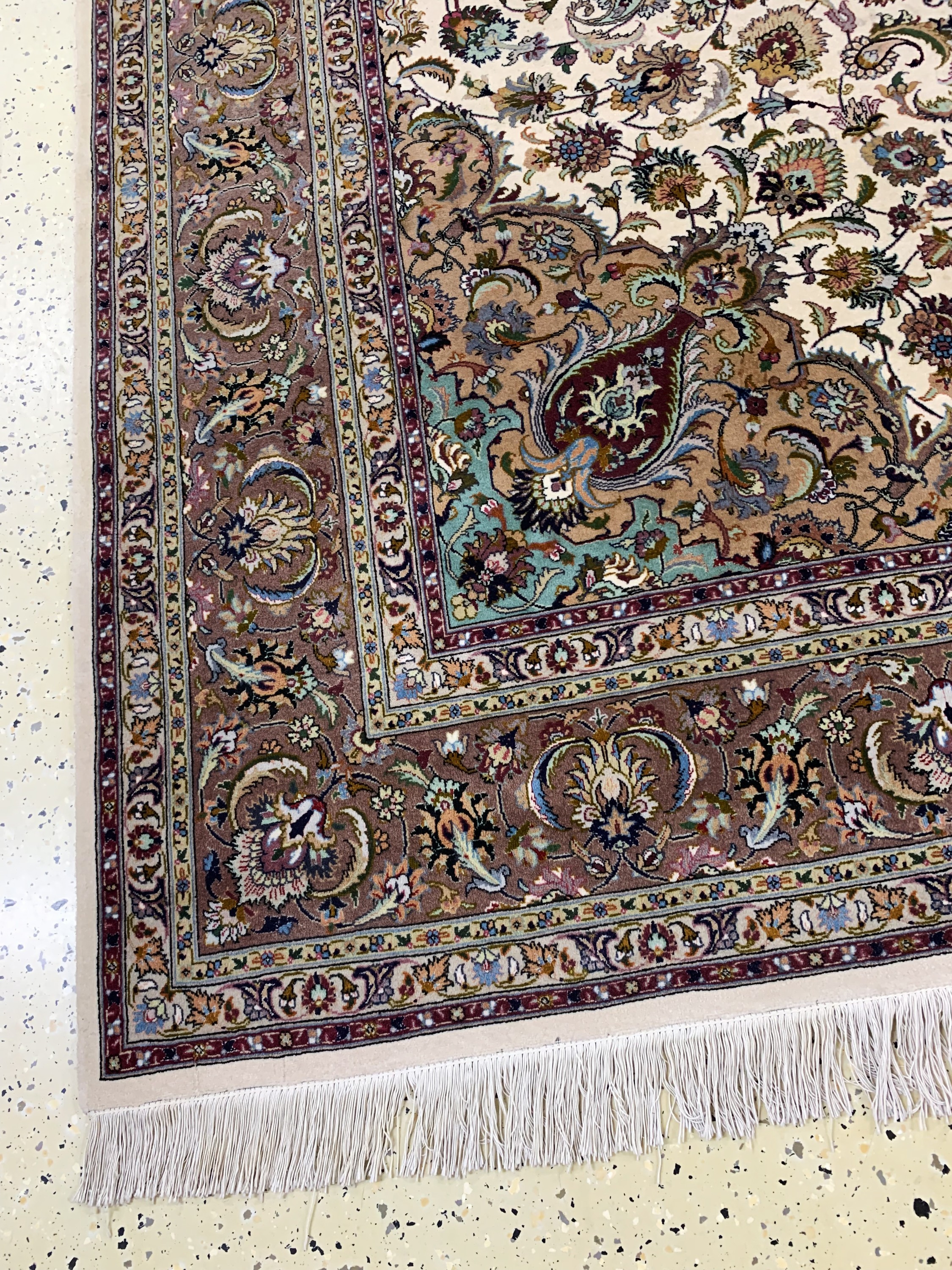 Detail c: Täbriz fein(50 Raj), Persien, Ende 20.Jhd, Korkwolle mit Seide, ca. 313 x 202 cm, ca. 500.000 Kn/qm, EHZ: 2(minimale Mottenfrass am Rand).