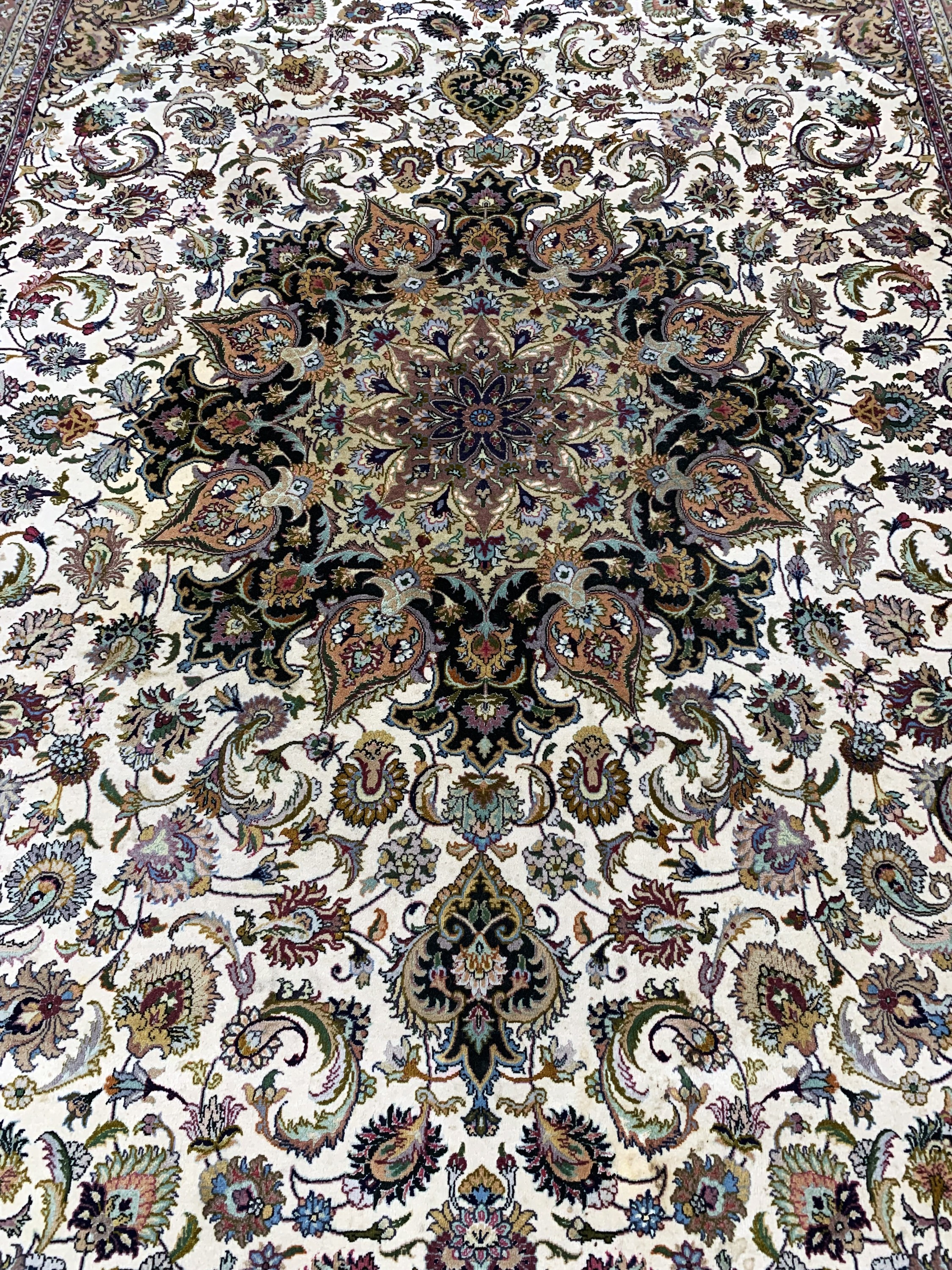 Detail d: Täbriz fein(50 Raj), Persien, Ende 20.Jhd, Korkwolle mit Seide, ca. 313 x 202 cm, ca. 500.000 Kn/qm, EHZ: 2(minimale Mottenfrass am Rand).