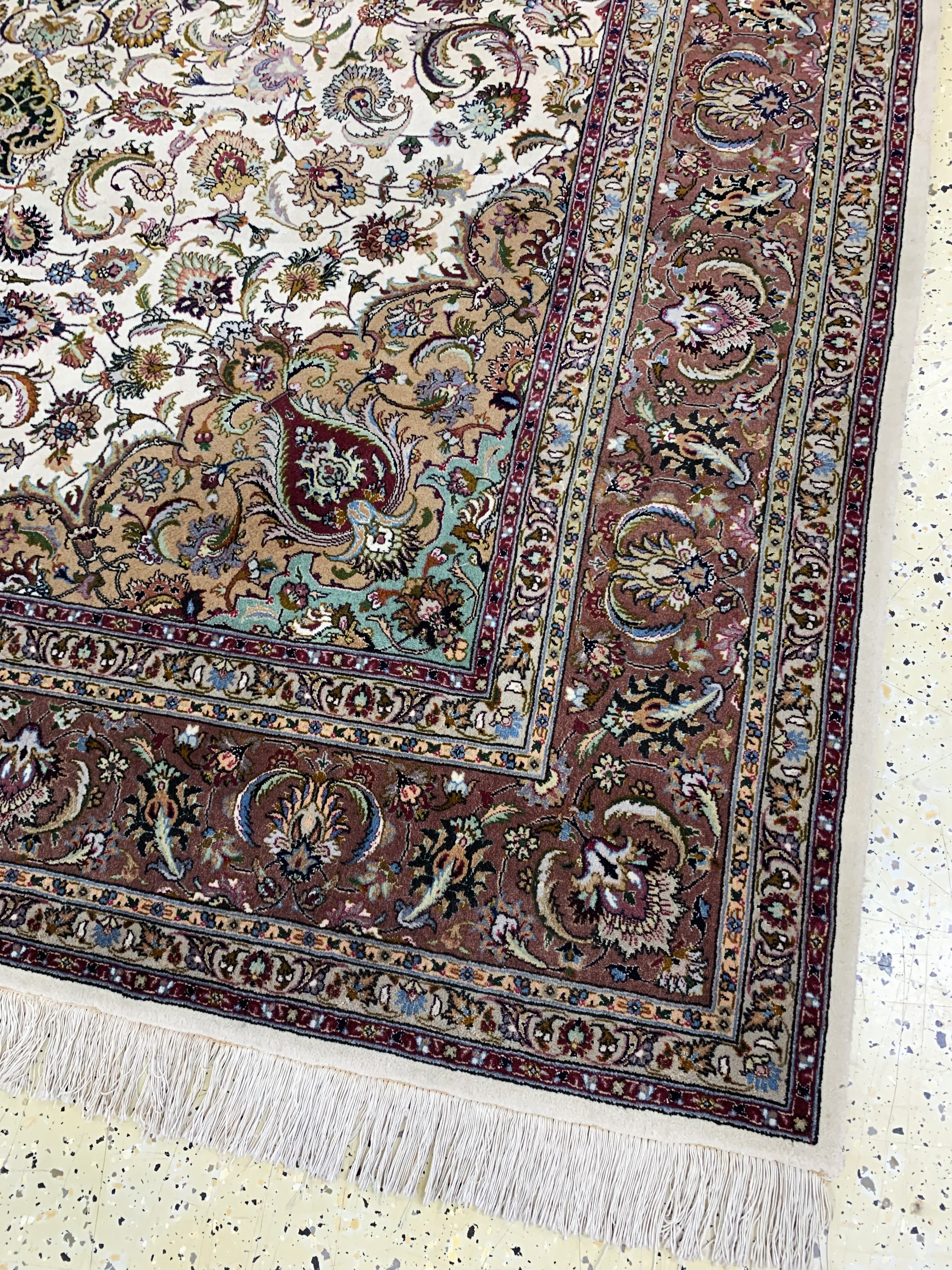 Detail e: Täbriz fein(50 Raj), Persien, Ende 20.Jhd, Korkwolle mit Seide, ca. 313 x 202 cm, ca. 500.000 Kn/qm, EHZ: 2(minimale Mottenfrass am Rand).