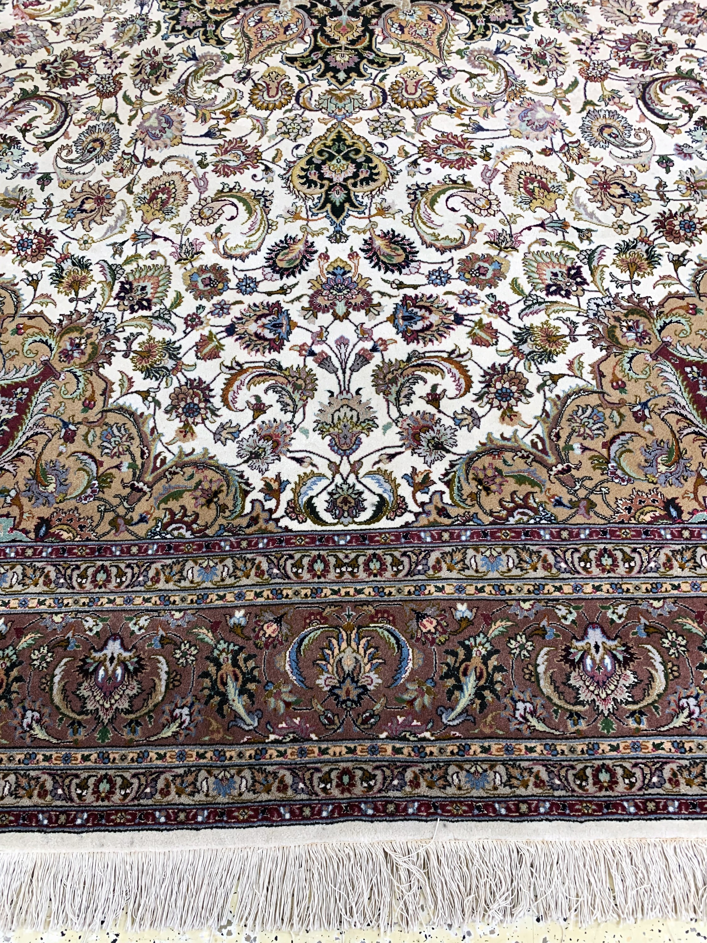 Detail f: Täbriz fein(50 Raj), Persien, Ende 20.Jhd, Korkwolle mit Seide, ca. 313 x 202 cm, ca. 500.000 Kn/qm, EHZ: 2(minimale Mottenfrass am Rand).