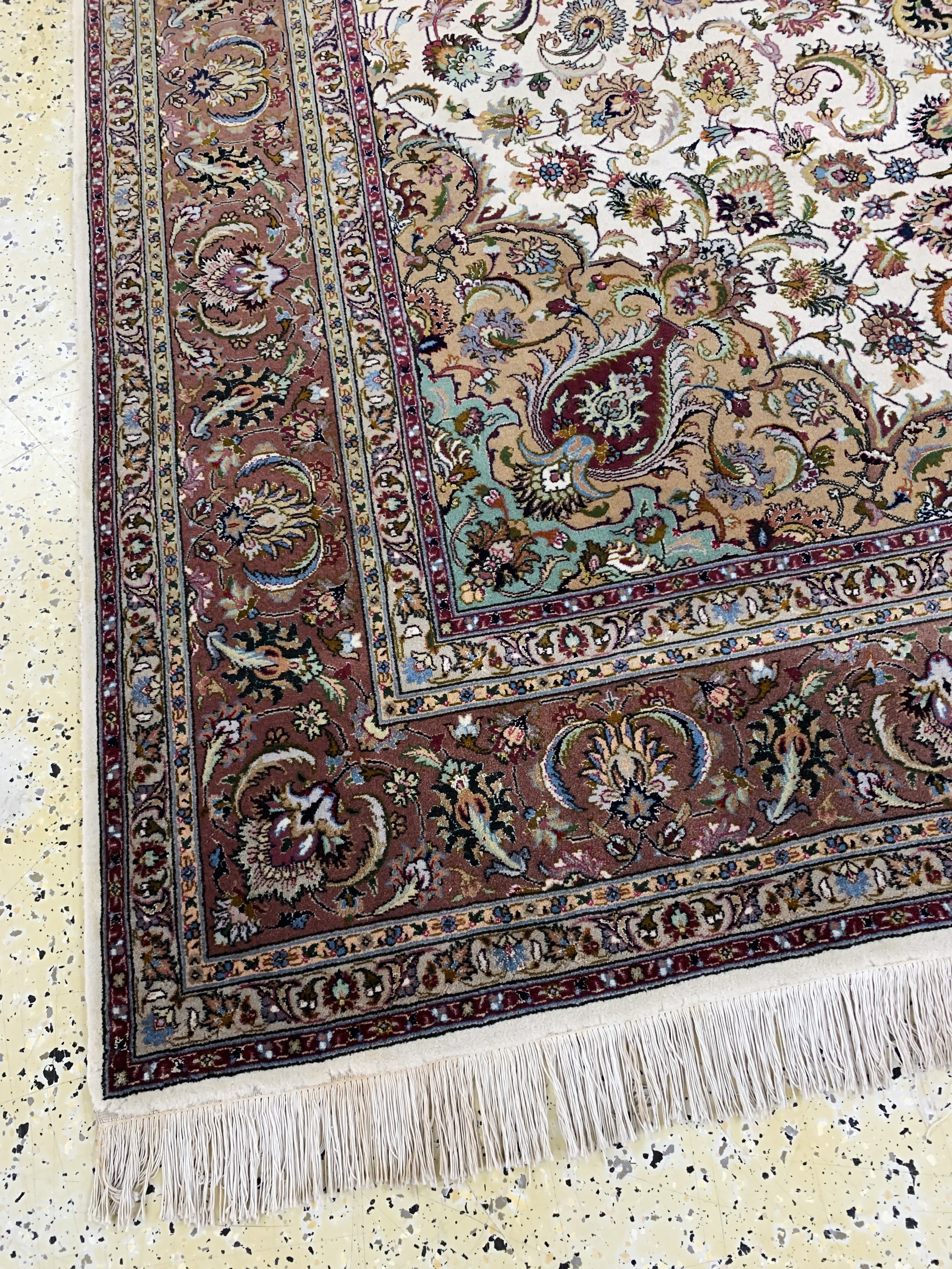 Detail g: Täbriz fein(50 Raj), Persien, Ende 20.Jhd, Korkwolle mit Seide, ca. 313 x 202 cm, ca. 500.000 Kn/qm, EHZ: 2(minimale Mottenfrass am Rand).