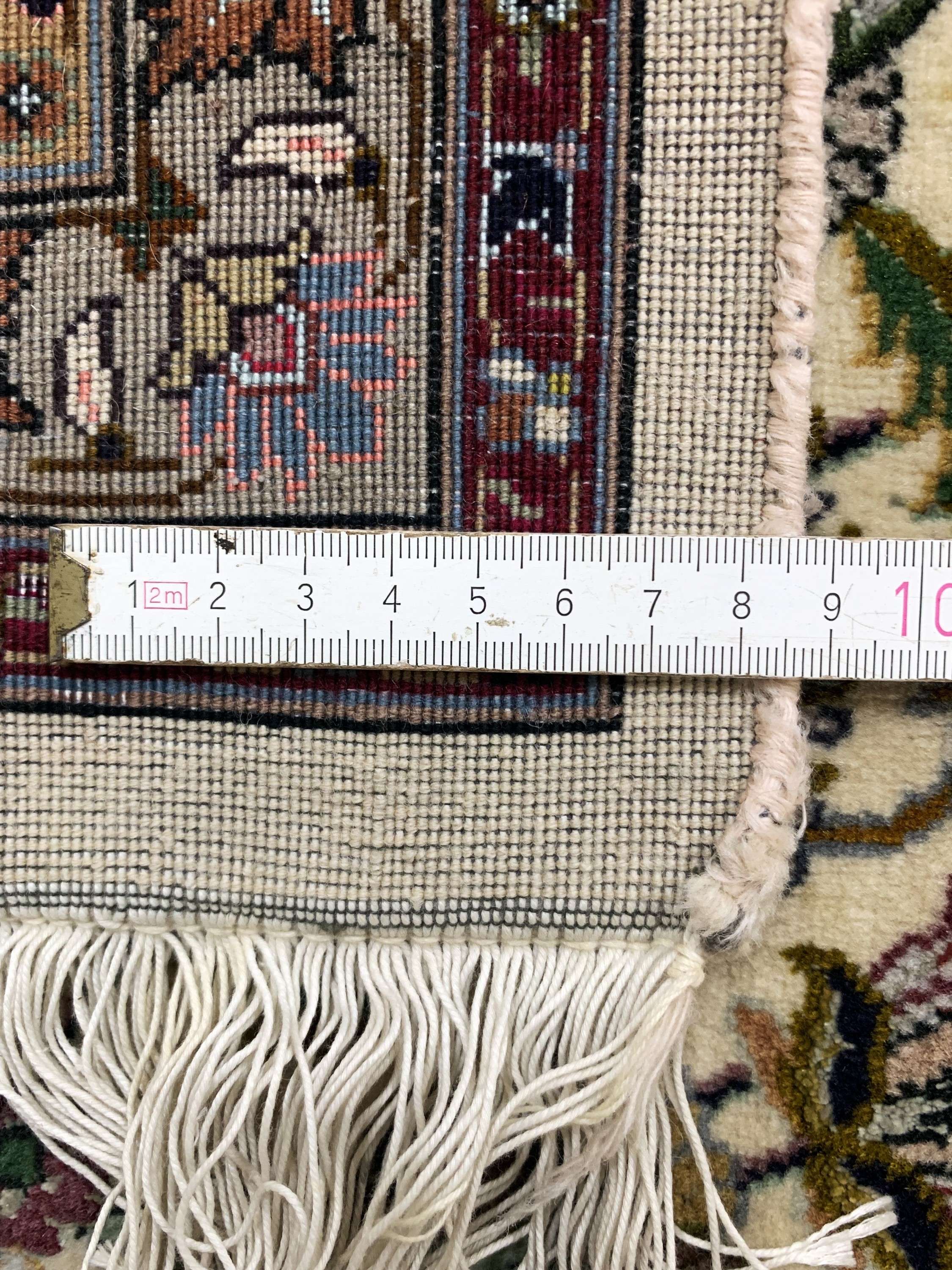 Detail h: Täbriz fein(50 Raj), Persien, Ende 20.Jhd, Korkwolle mit Seide, ca. 313 x 202 cm, ca. 500.000 Kn/qm, EHZ: 2(minimale Mottenfrass am Rand).