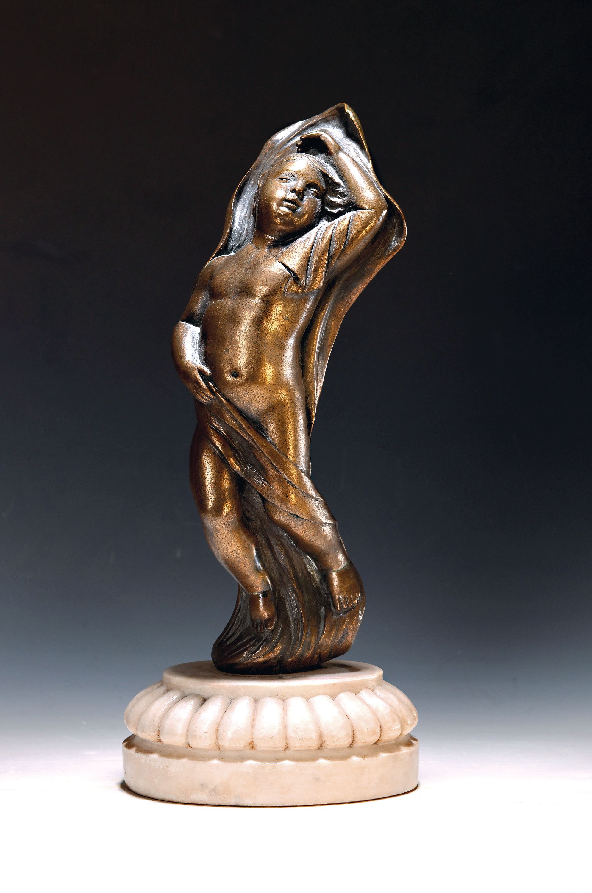 Image 26987905 - Bronzefigur, sign. A.Ph.E., Knabe mit Tuch, rückseitig monogrammiert, Marmorsockel, ...