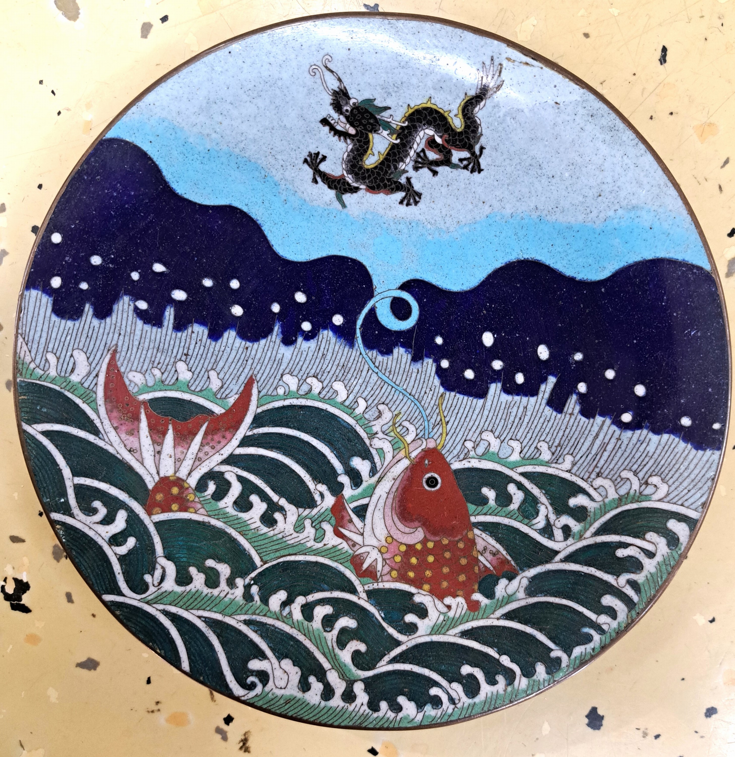 Detail a: Teller, Japan, um 1900, Bronze, fein bunt emailliert in Cloisonné-Technik, vorne mit Koi, Meer und Drache, Rückseite auf dem Rand mit umlaufendem ...