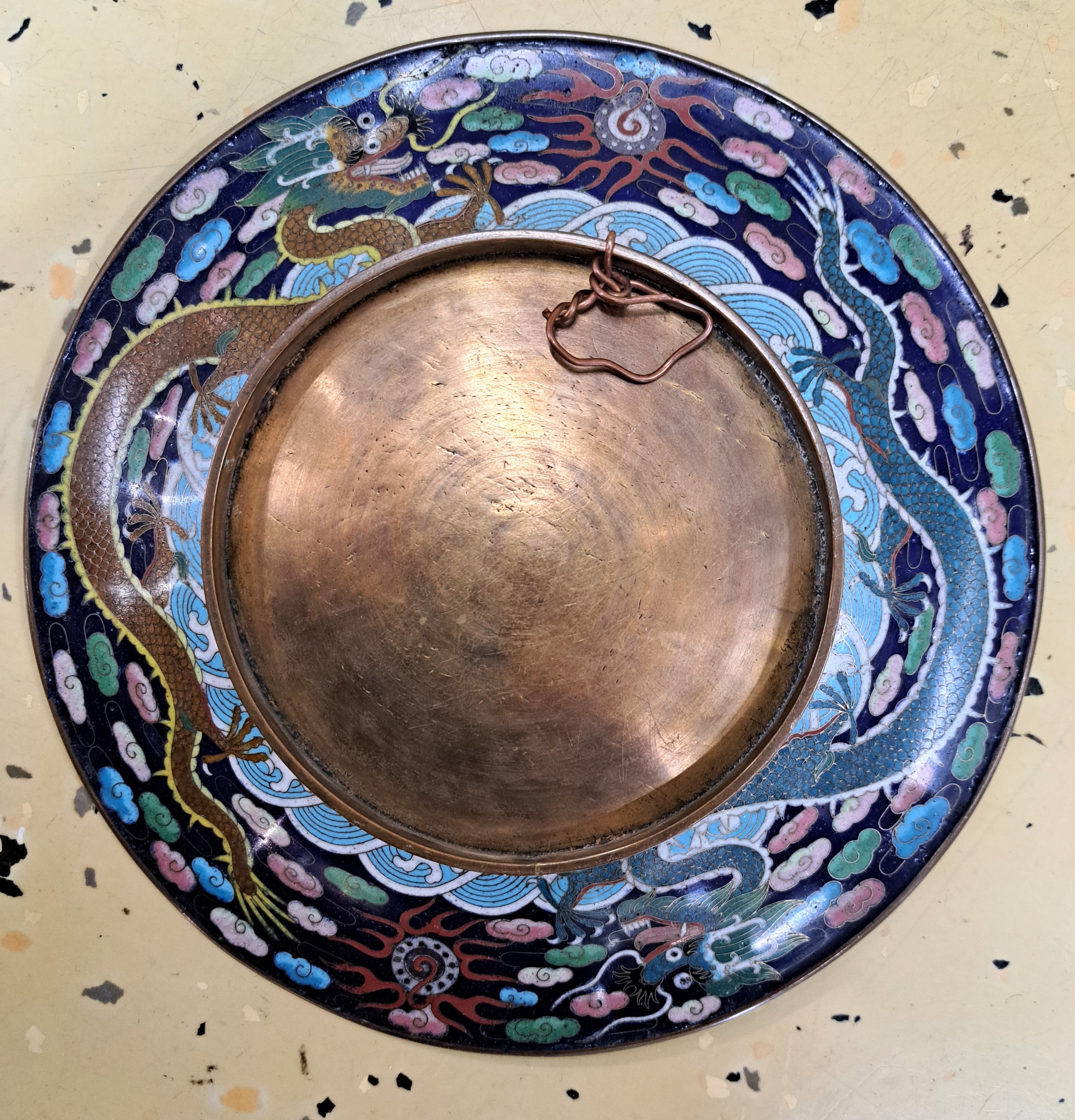 Detail b: Teller, Japan, um 1900, Bronze, fein bunt emailliert in Cloisonné-Technik, vorne mit Koi, Meer und Drache, Rückseite auf dem Rand mit umlaufendem ...
