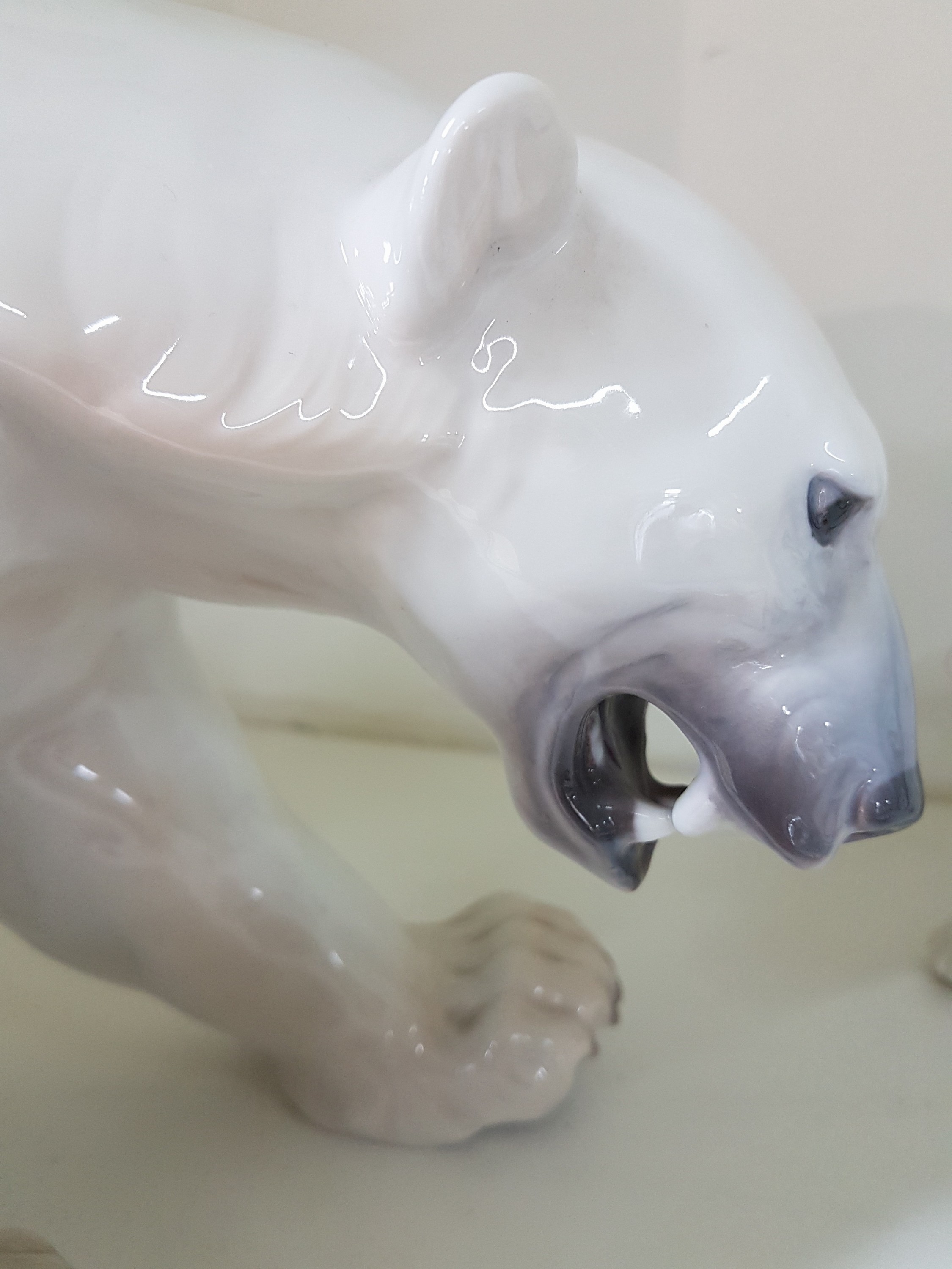 Detail b: Große Porzellanfigur, Bing & Grondahl, Entwurf Knud Kyhn, Eisbär, naturalistisch bemalt, H. ca. 21cm