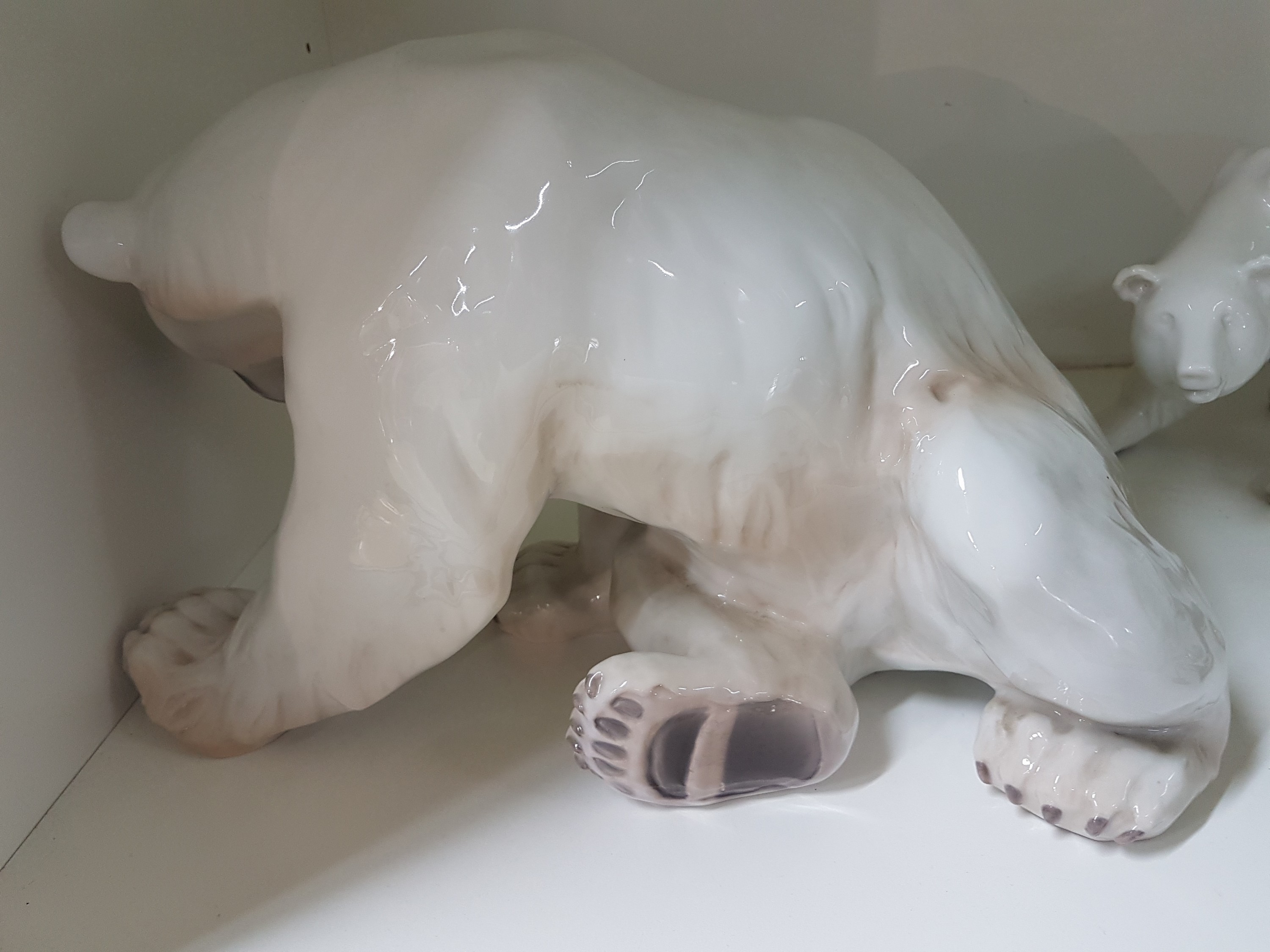 Detail d: Große Porzellanfigur, Bing & Grondahl, Entwurf Knud Kyhn, Eisbär, naturalistisch bemalt, H. ca. 21cm
