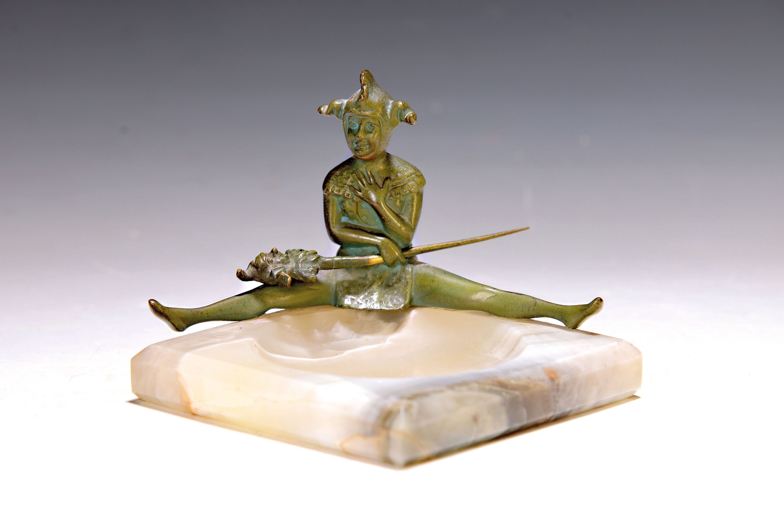 Image 26987913 - Schale mit Wiener Bronze, um 1900, Schale Alabaster, Figur der Columbine mit ...