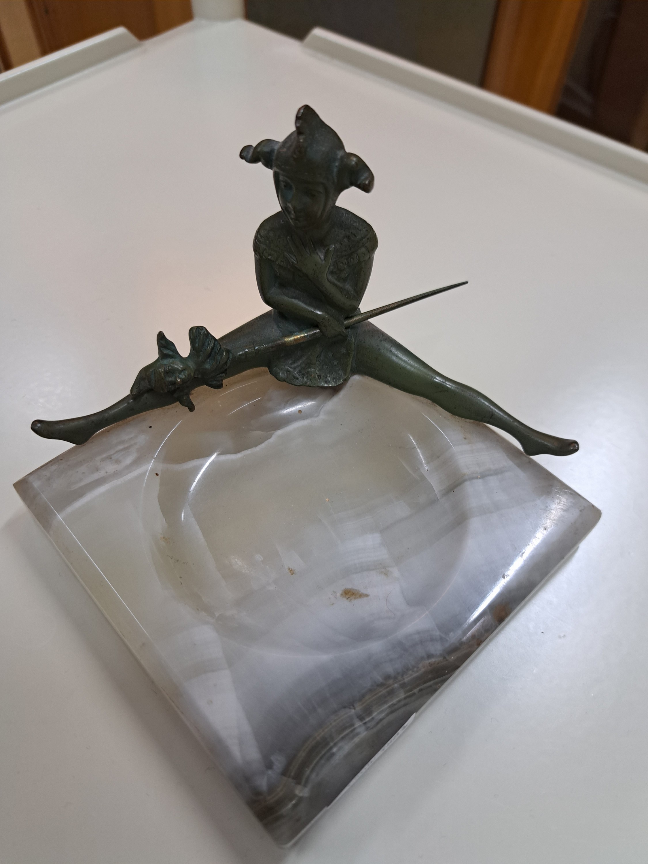 Detail a: Schale mit Wiener Bronze, um 1900, Schale Alabaster, Figur der Columbine mit Pierrot-Stock, grün patiniert, H. ca. 9.5cm