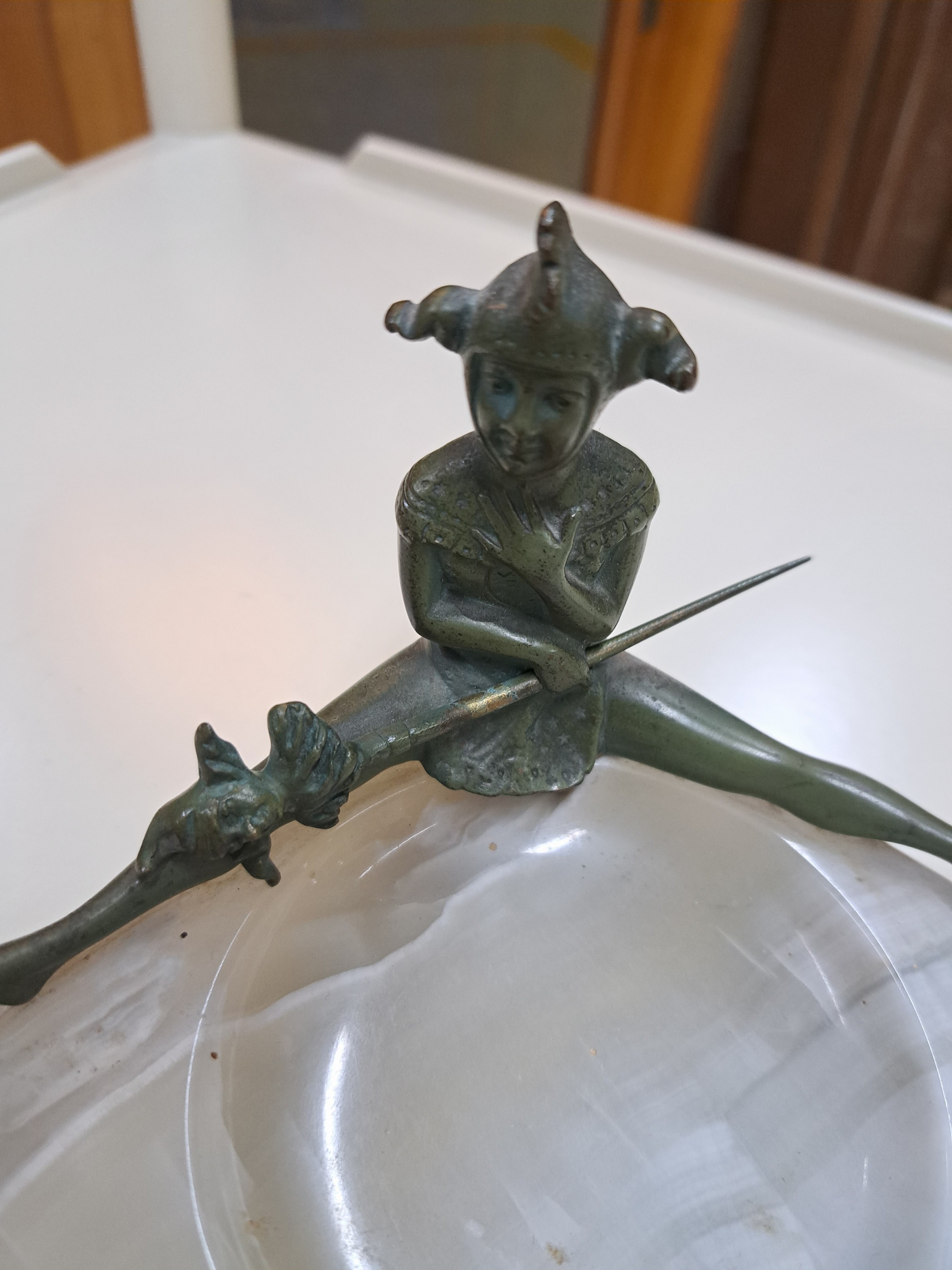 Detail b: Schale mit Wiener Bronze, um 1900, Schale Alabaster, Figur der Columbine mit Pierrot-Stock, grün patiniert, H. ca. 9.5cm